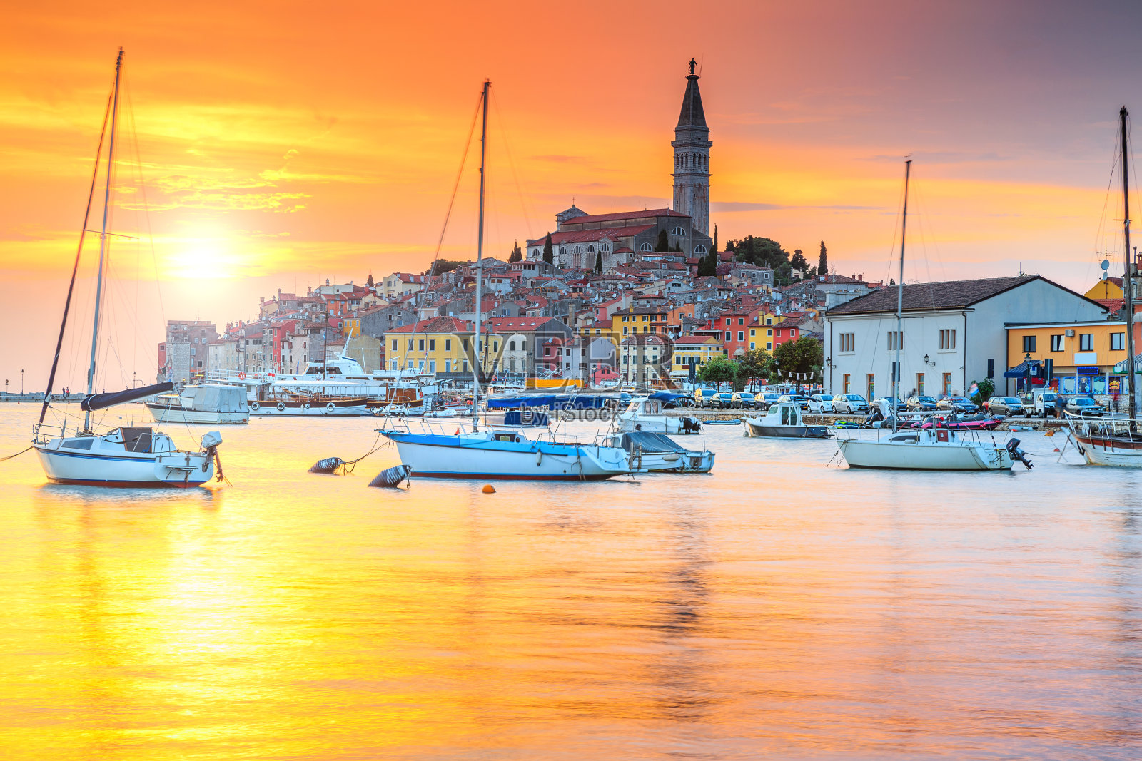 美丽的日落与罗维尼港，伊斯特里亚地区，克罗地亚，欧洲照片摄影图片