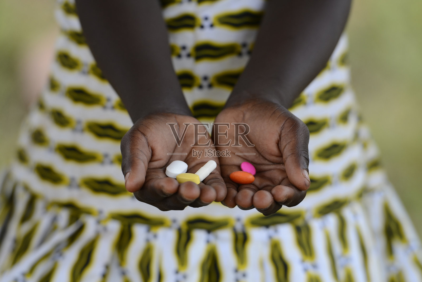 黑女孩双手杯药健康背景标志药丸非洲照片摄影图片