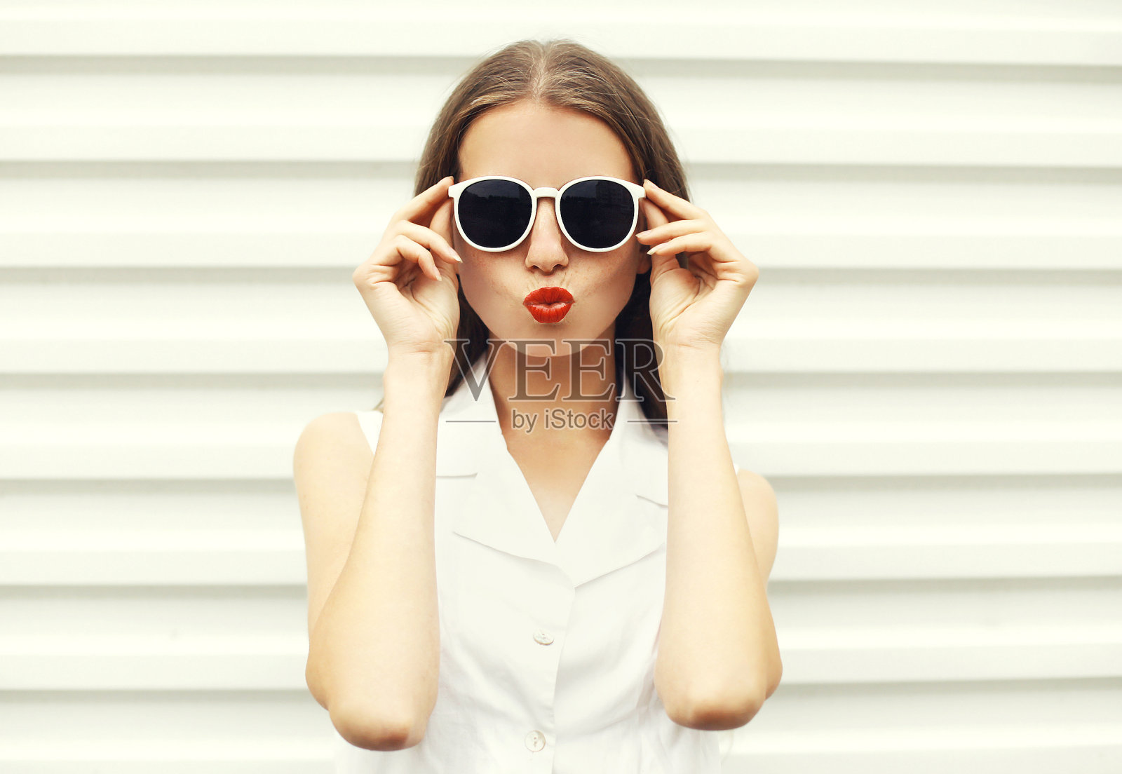漂亮的年轻女人戴着白色太阳镜的时尚肖像照片摄影图片