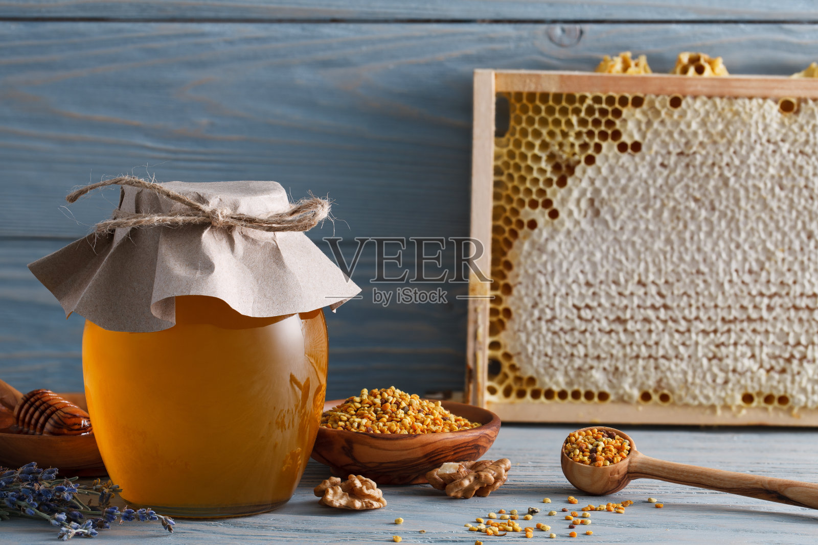 有蜂巢和花粉的蜂蜜罐照片摄影图片