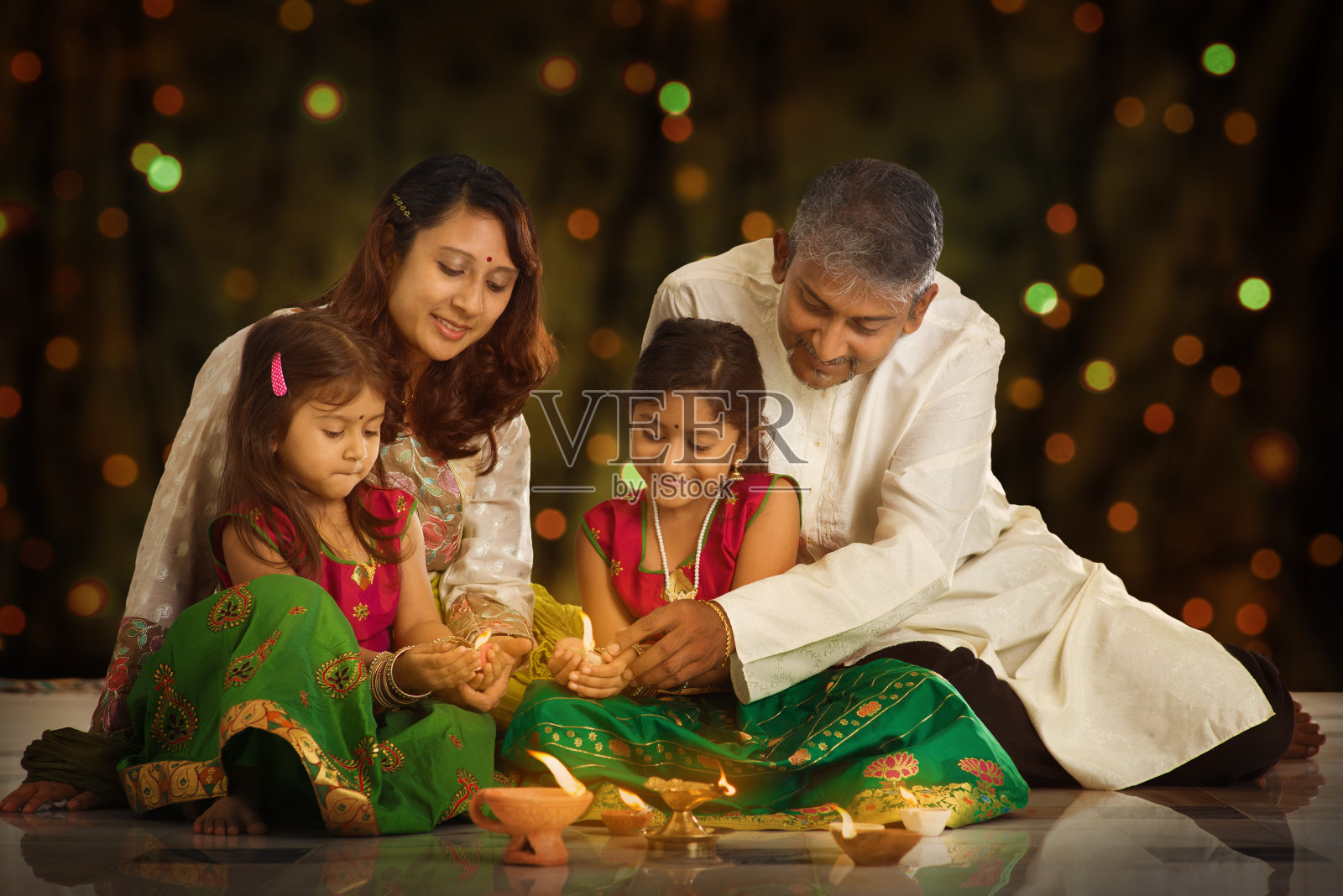 印度家庭庆祝排灯节，灯的节日照片摄影图片