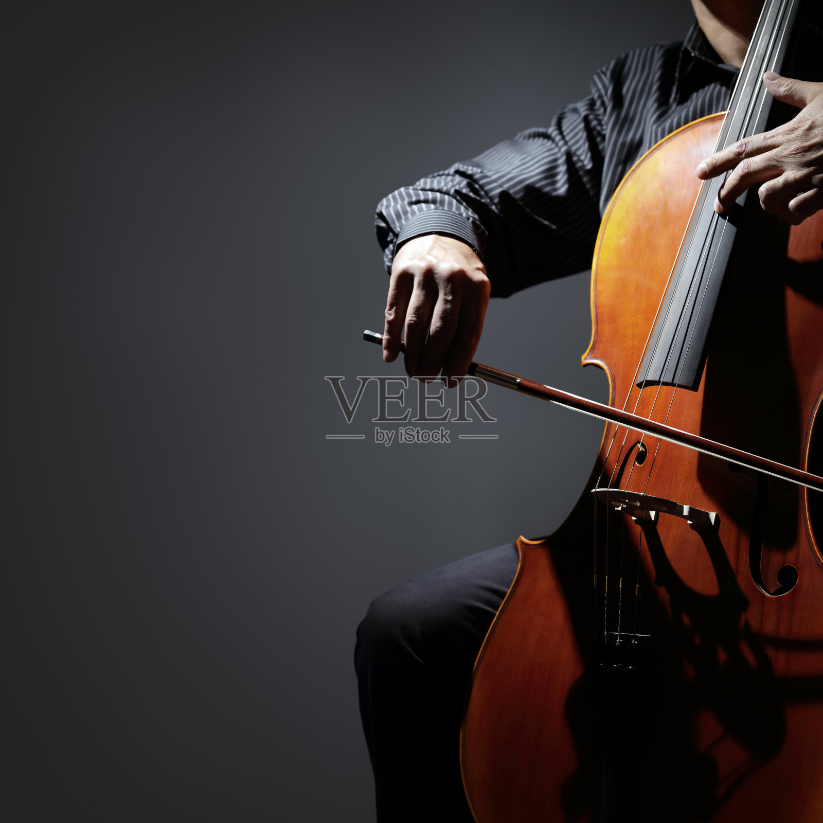 大提琴演奏家或大提琴演奏家照片摄影图片