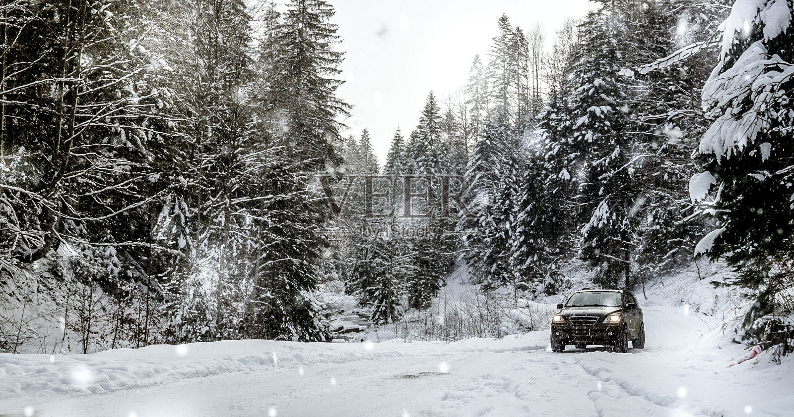 越野车在冬天的森林里照片摄影图片