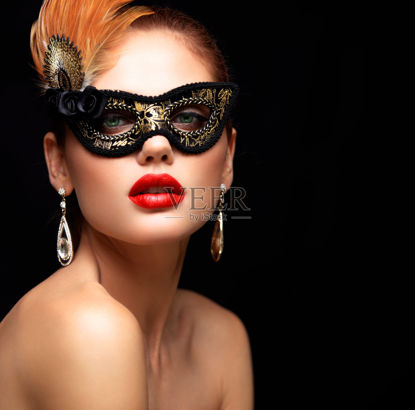 美女模特戴着威尼斯化妆舞会上的狂欢面具照片摄影图片