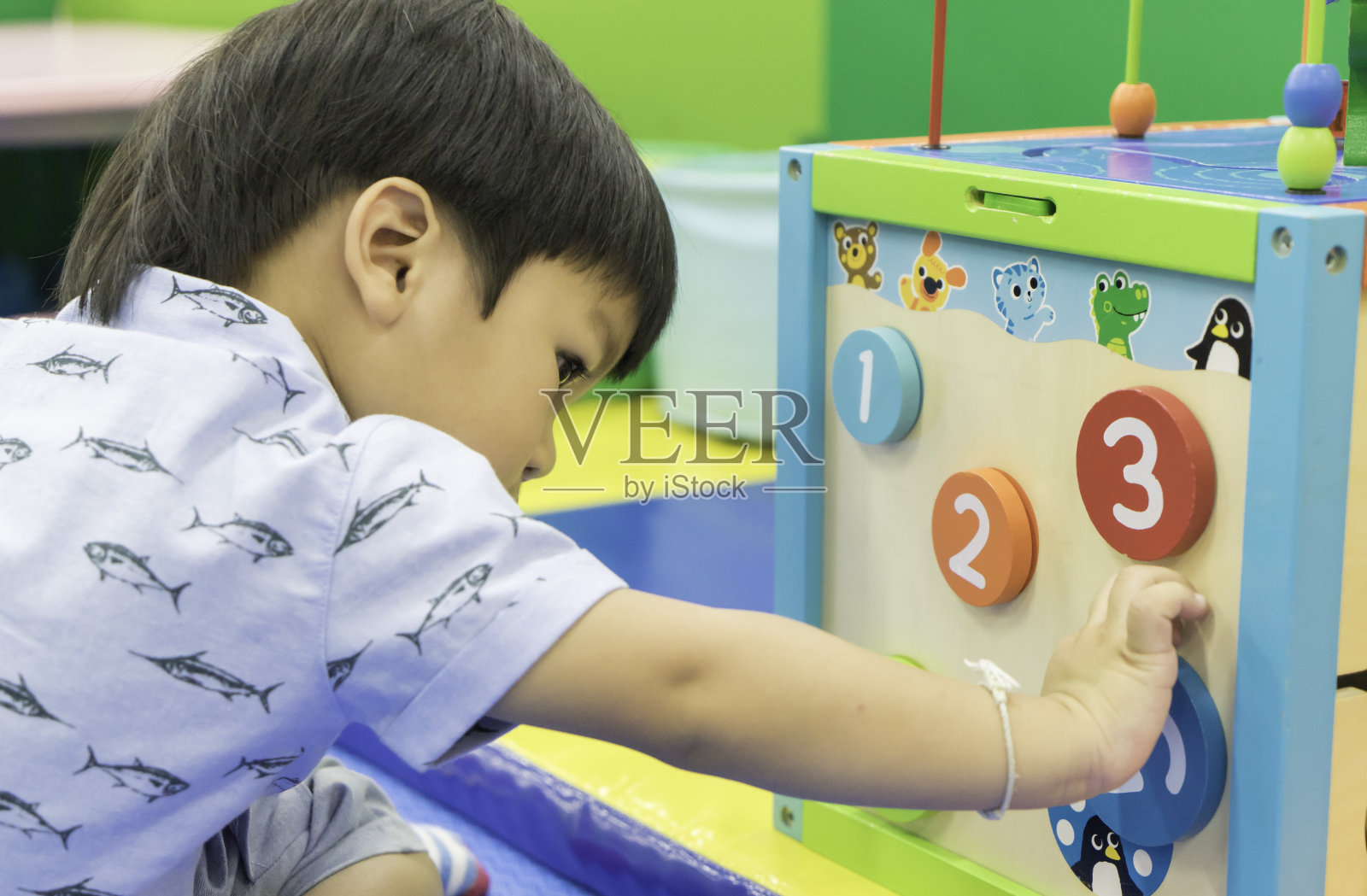 亚洲男孩正在玩数数教育玩具照片摄影图片