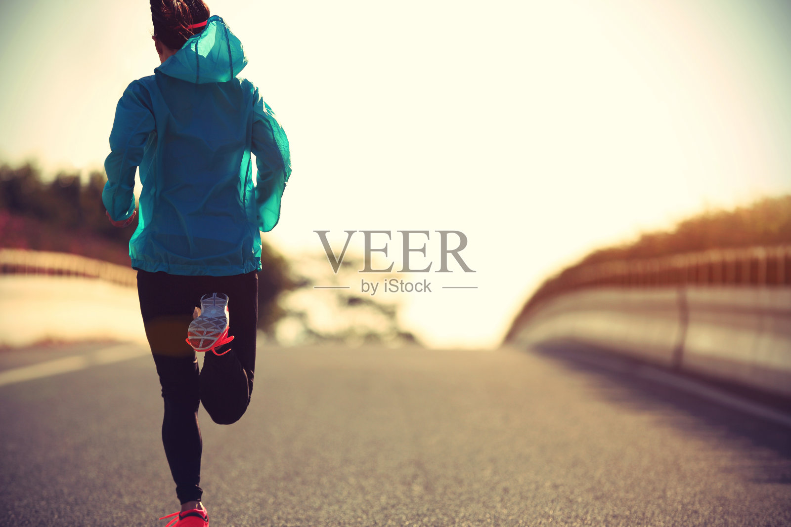 年轻的健身女运动员在日出大道上跑步照片摄影图片