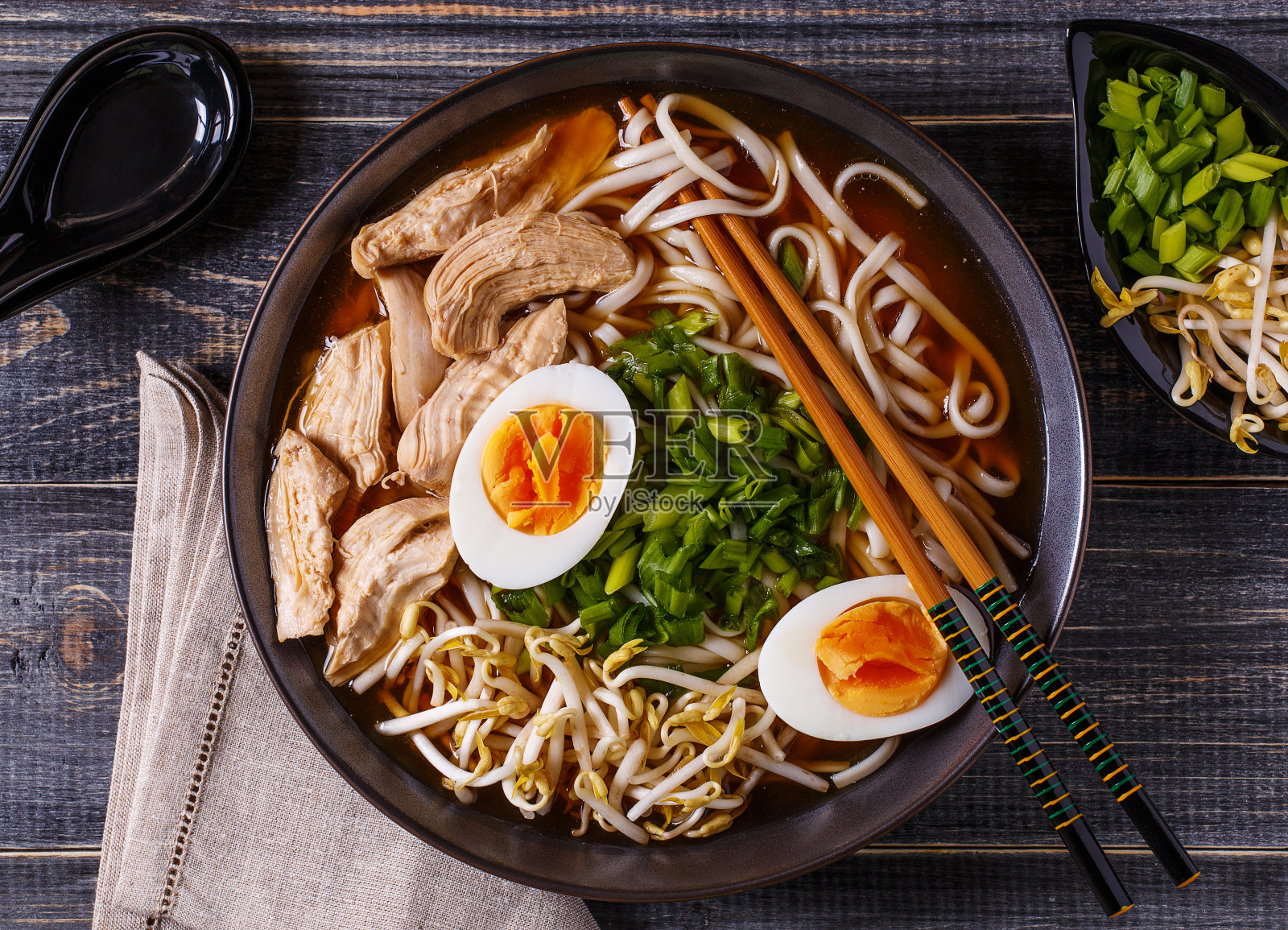 日本拉面汤，鸡肉，鸡蛋，韭菜和芽。照片摄影图片