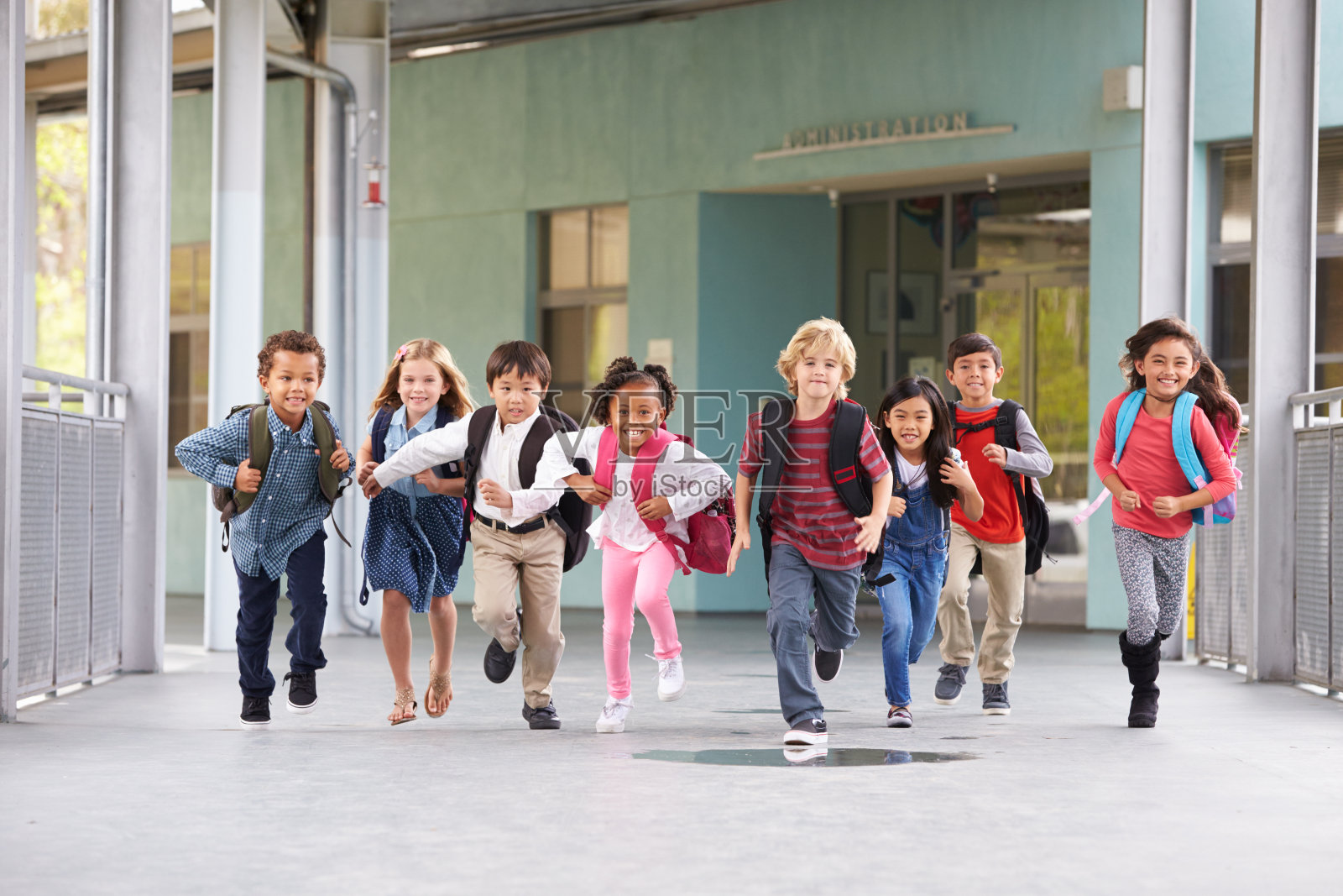 一群小学生在学校走廊上奔跑照片摄影图片