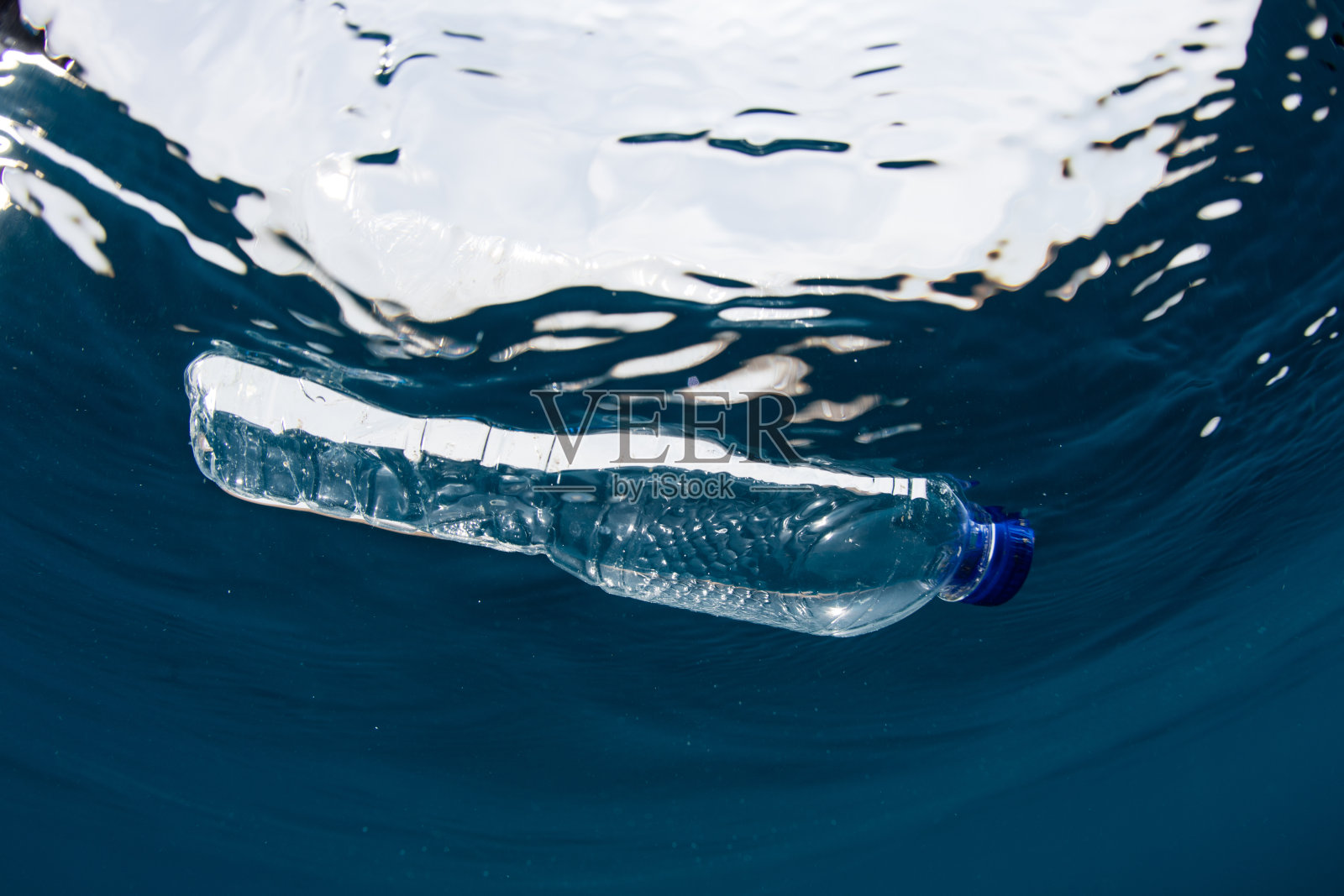 漂浮在海洋中的塑料瓶照片摄影图片
