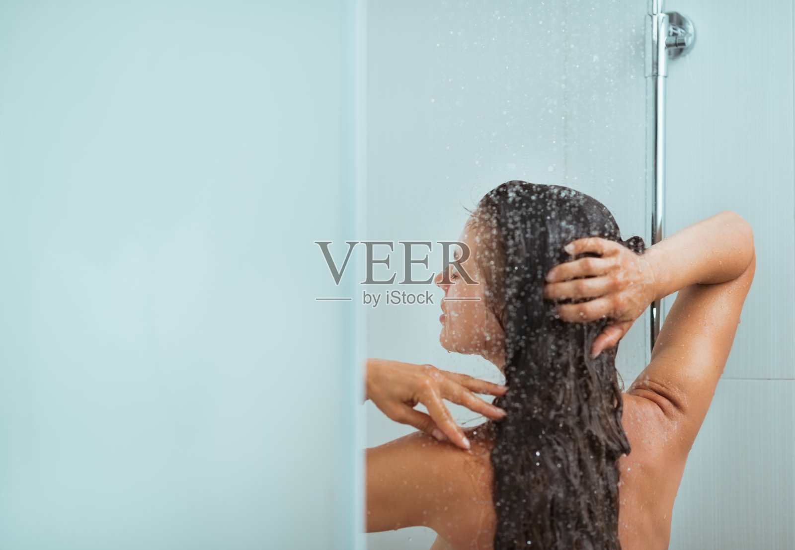 长头发的女人在洗澡。后视照片摄影图片