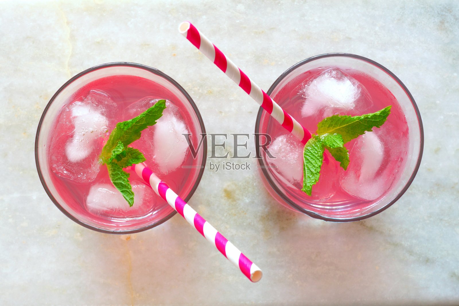 两杯粉色柠檬水，俯瞰大理石照片摄影图片
