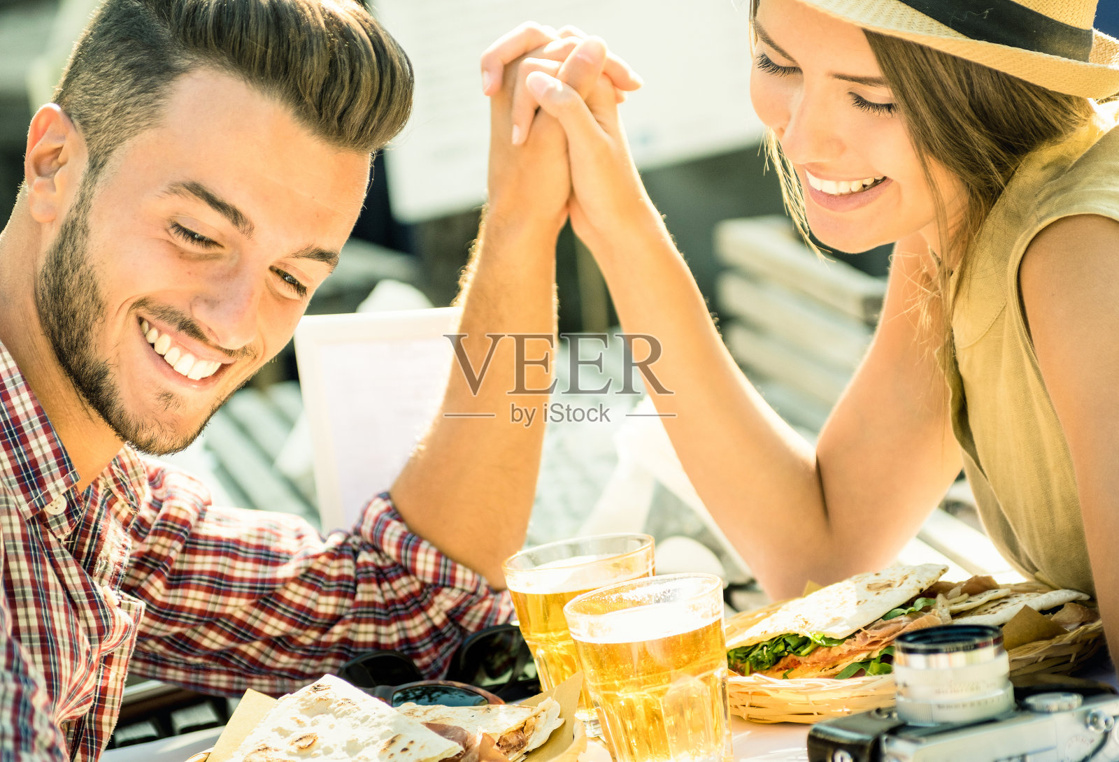 旅游情侣在啤酒吧餐厅自拍照片摄影图片