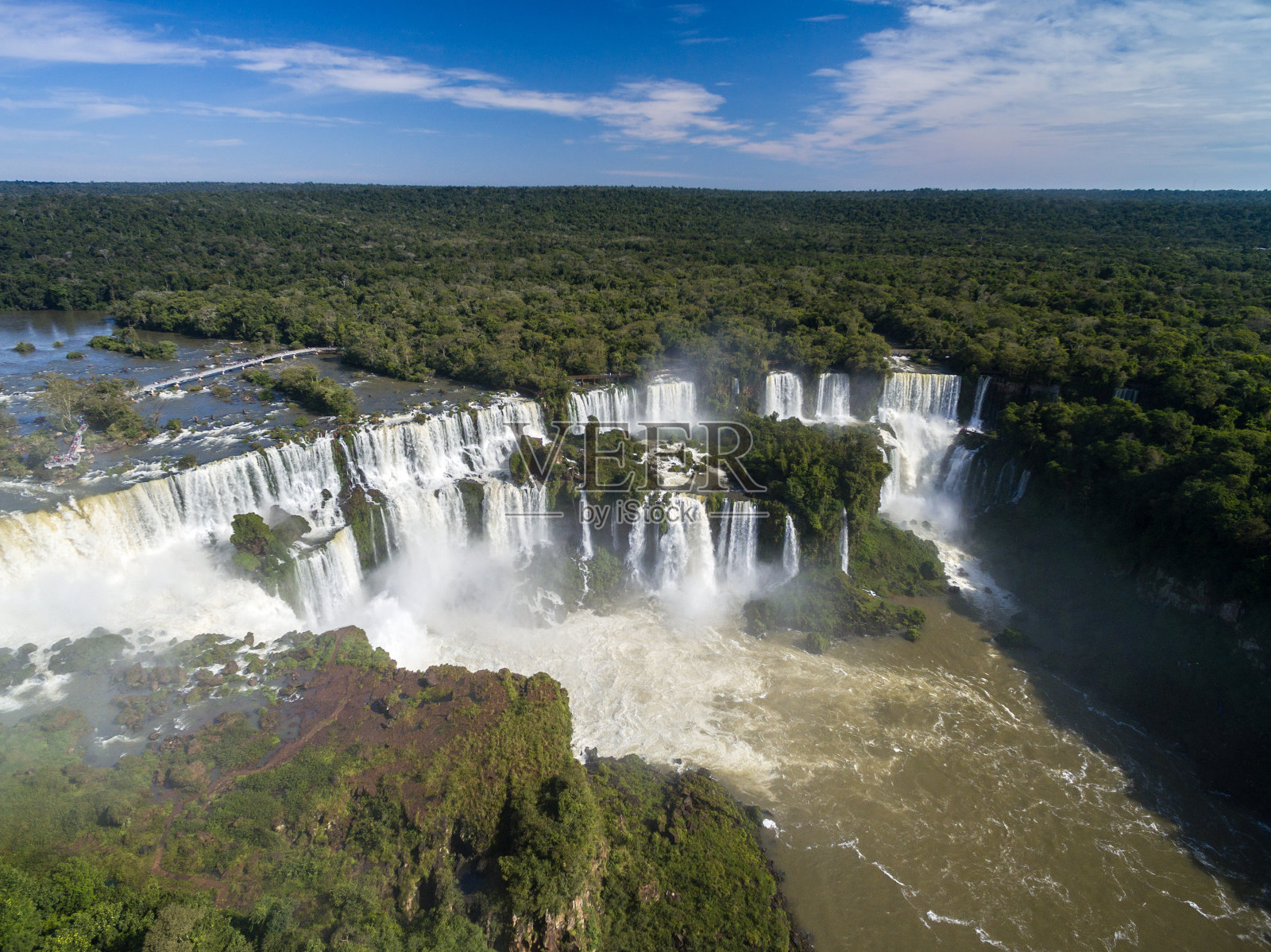伊瓜苏瀑布鸟瞰图位于巴西和阿根廷边境之间照片摄影图片