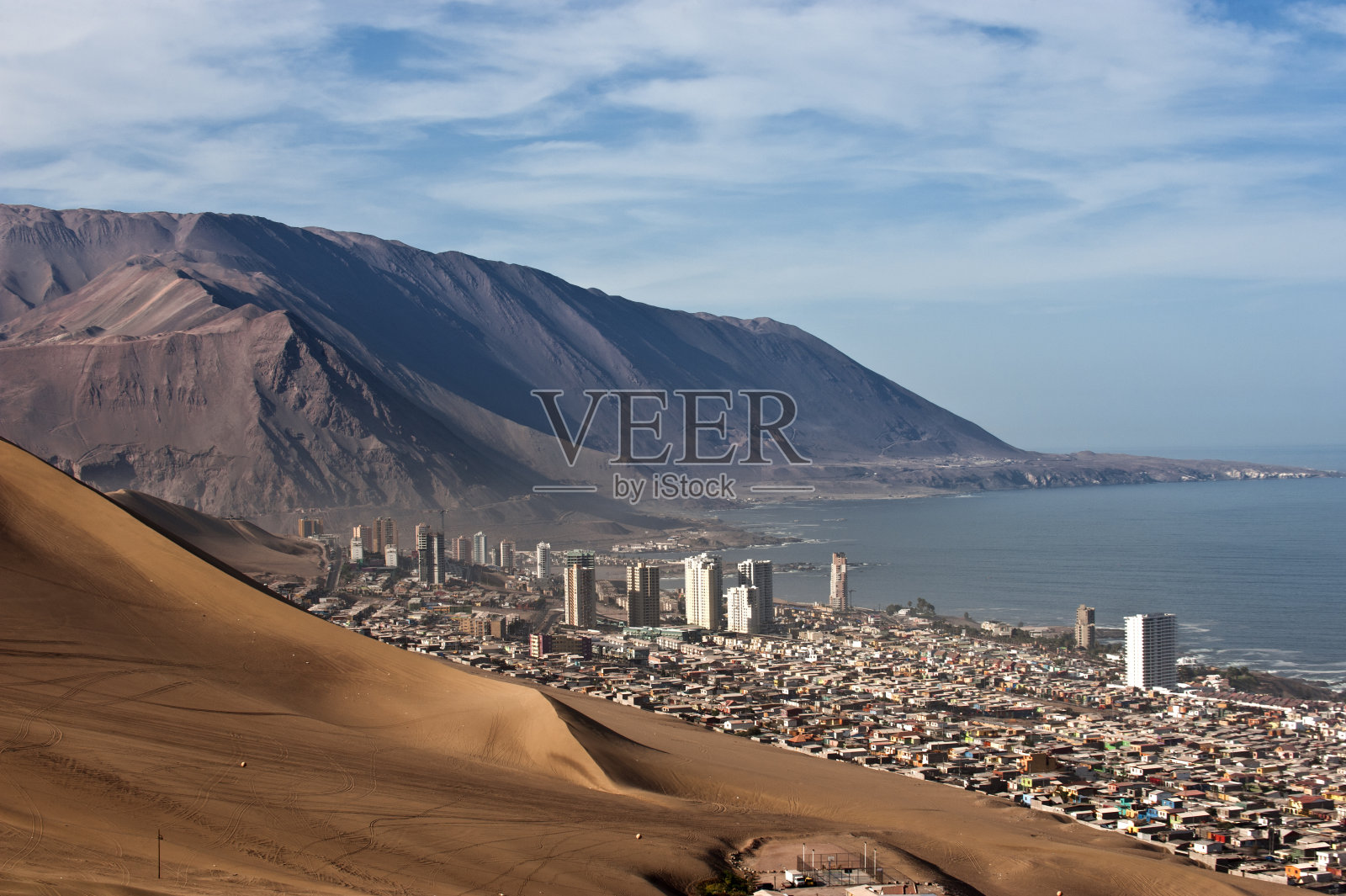鸟瞰图伊基克之间的沙丘在北部智利照片摄影图片
