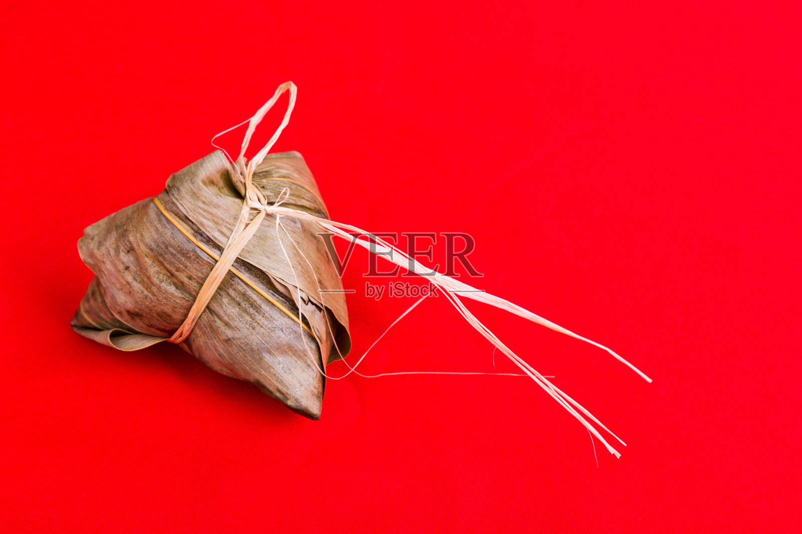 鲜嫩的中国粽子或粽子以红色为背景照片摄影图片