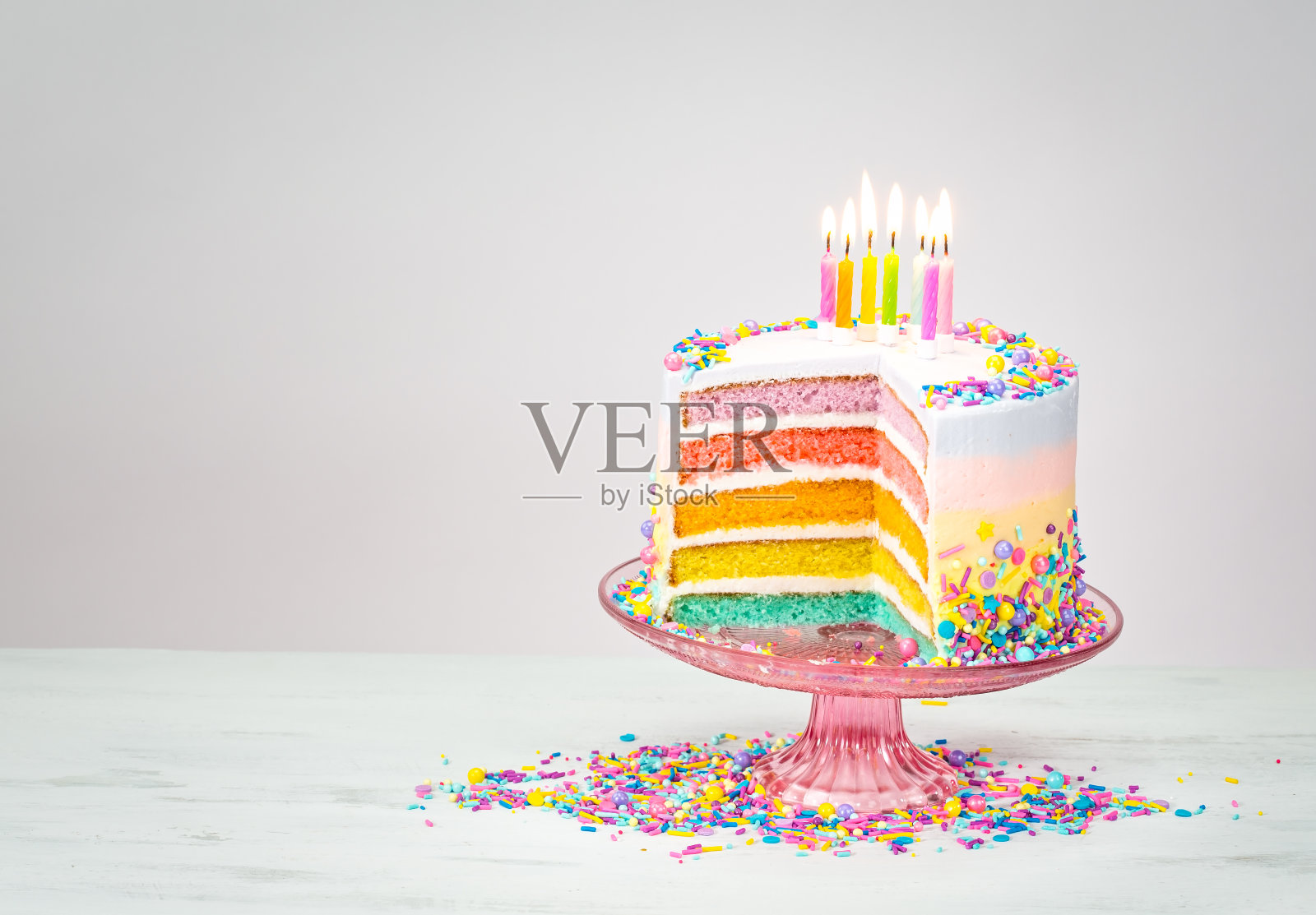 五彩缤纷的生日蛋糕照片摄影图片