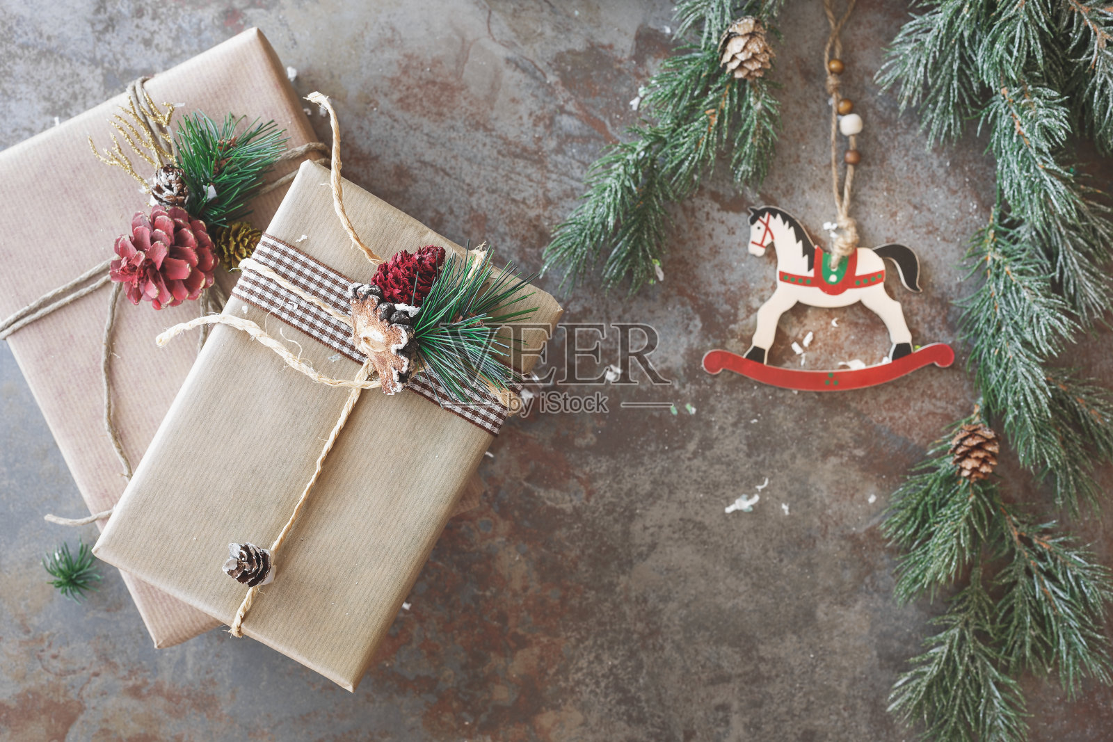 圣诞节的节日背景与礼物和摇摆木马照片摄影图片