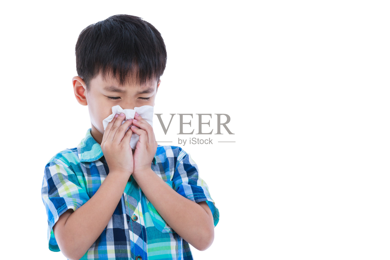 亚洲男孩用纸巾擦鼻涕。孤立在白色的。照片摄影图片