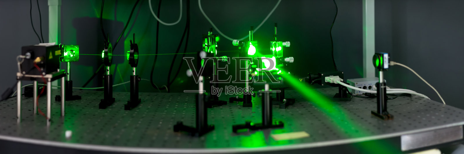 实验室里的绿色激光器照片摄影图片