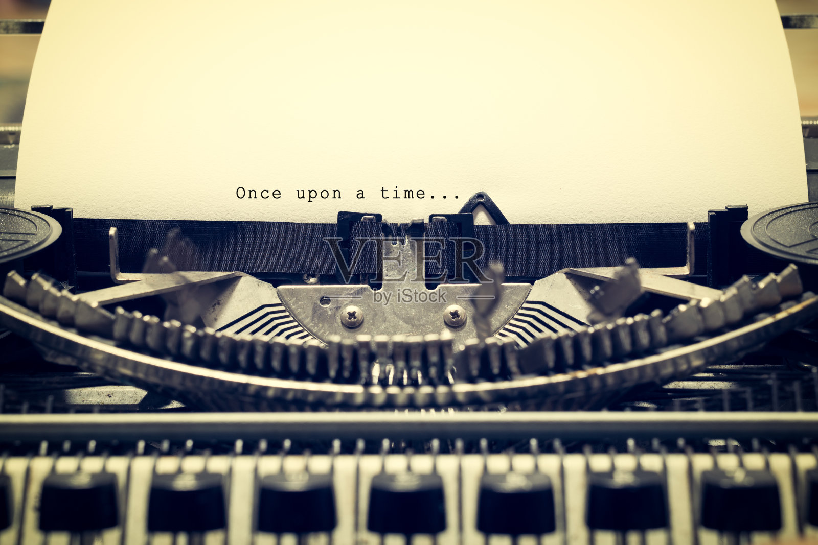 单词“很久以前”是用旧打字机写的照片摄影图片