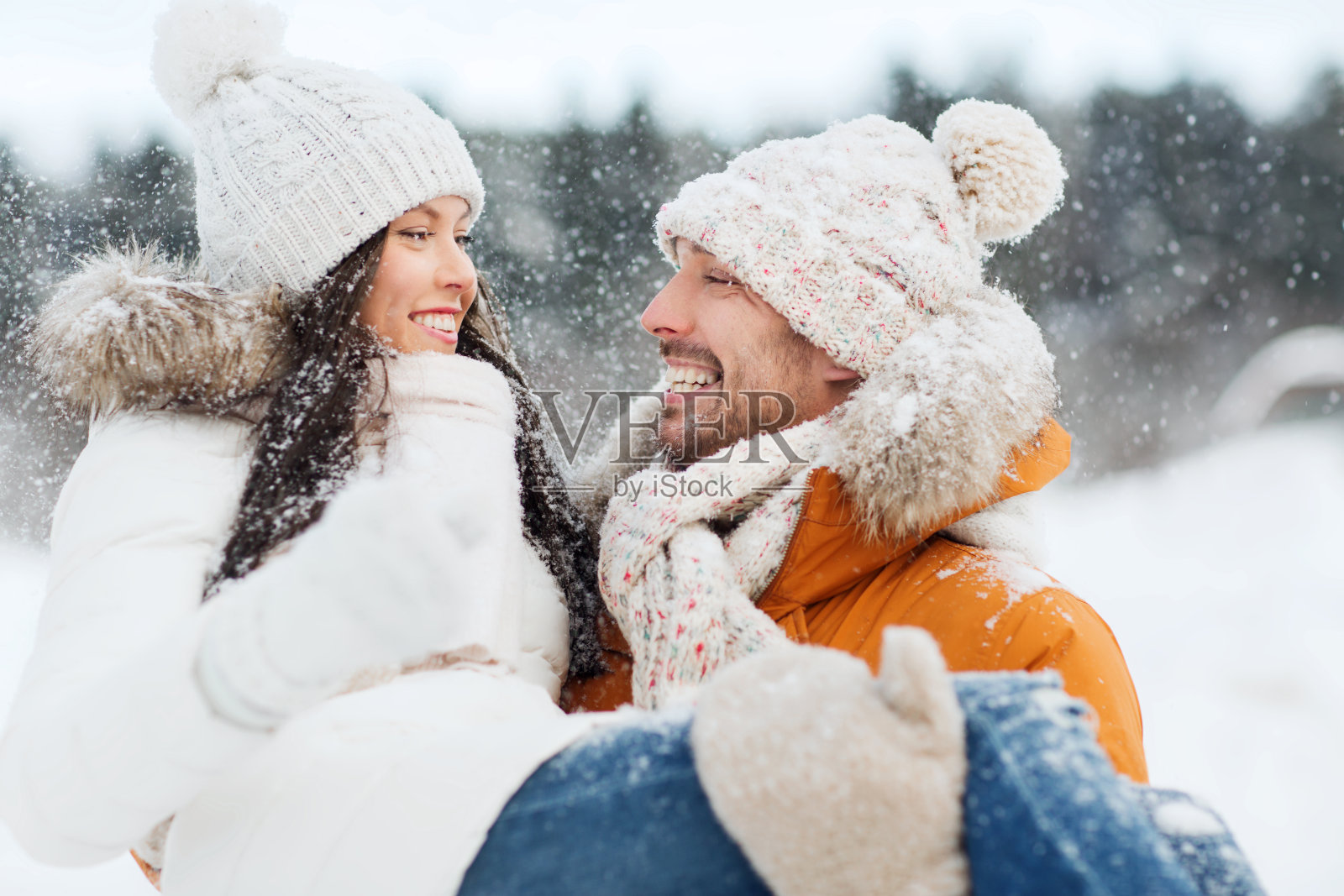 快乐的夫妇在室外的冬天照片摄影图片