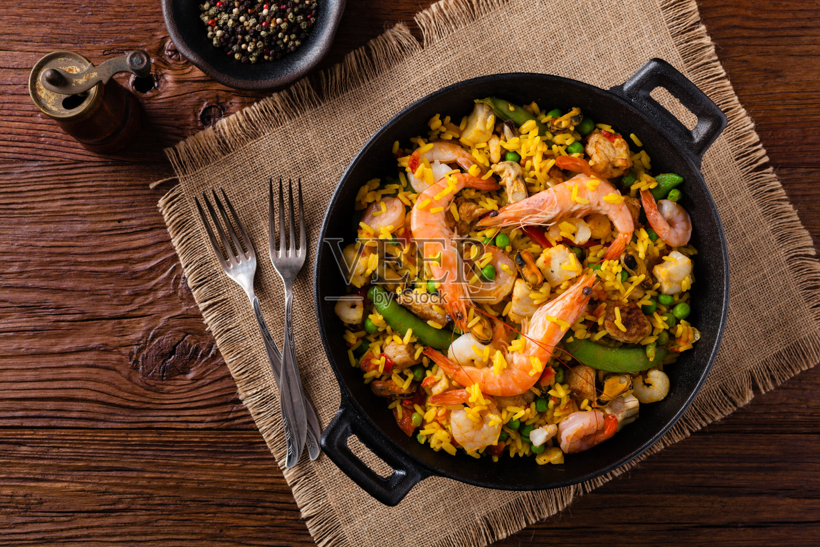 传统的西班牙海鲜饭搭配海鲜和鸡肉。照片摄影图片