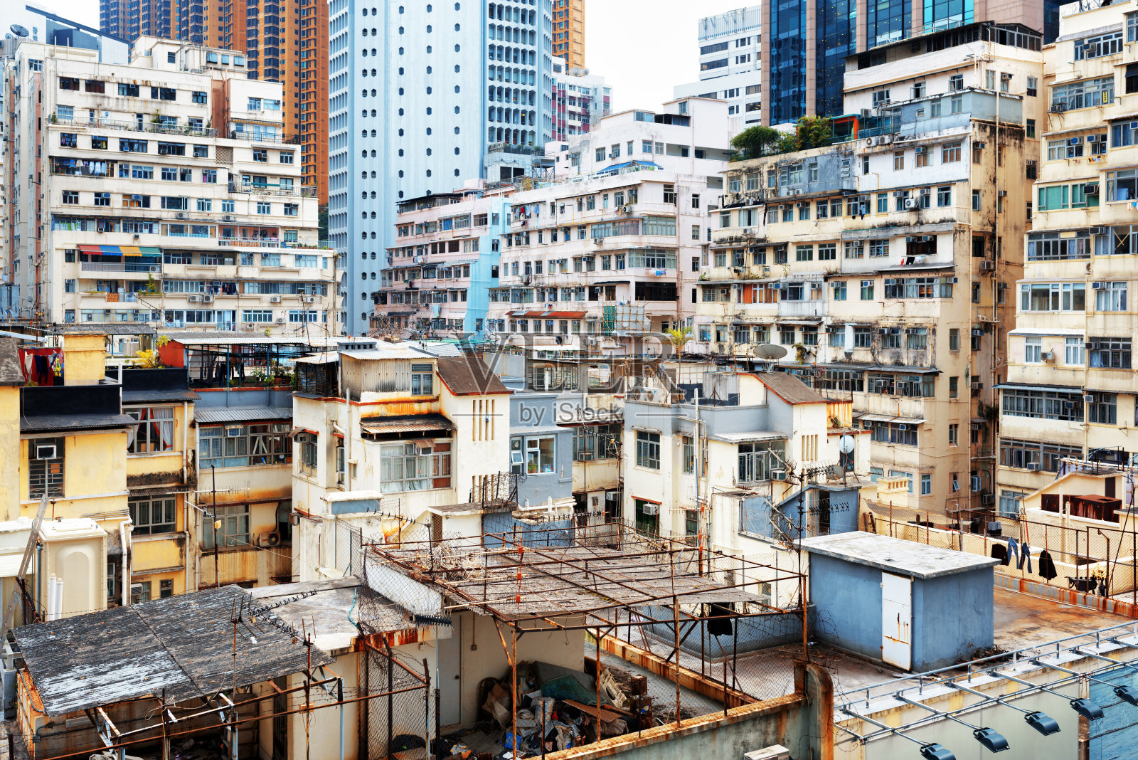 在香港，古老的房屋环绕着现代的摩天大楼照片摄影图片