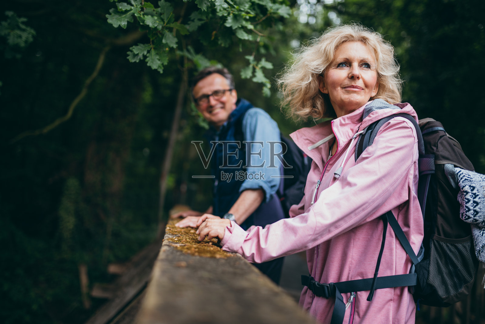 一对老年夫妇在森林里远足照片摄影图片