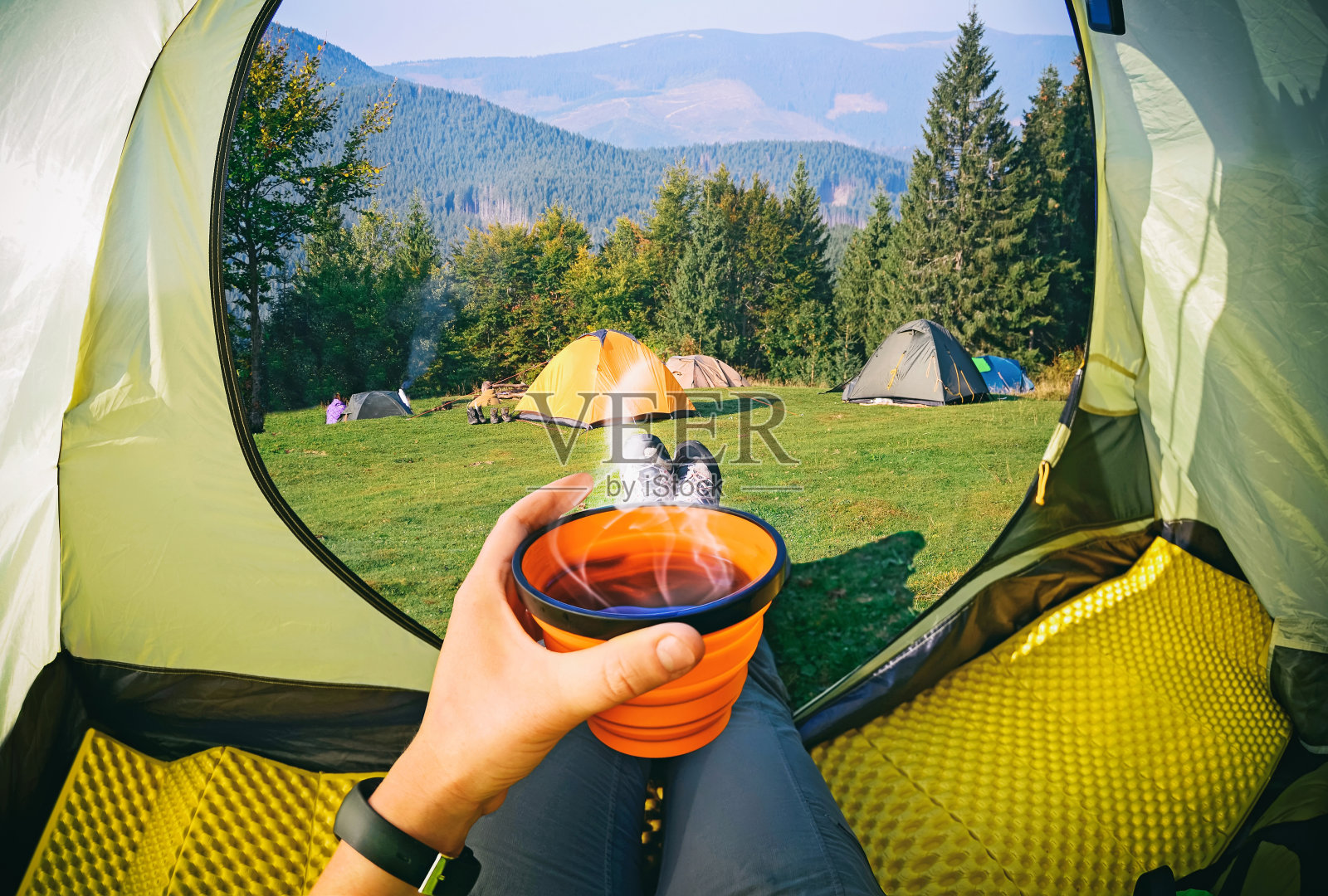 躺在帐篷里喝着咖啡的女人照片摄影图片