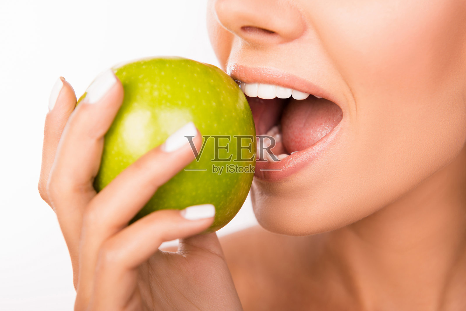 一个美丽健康的女孩咬苹果的特写照片照片摄影图片