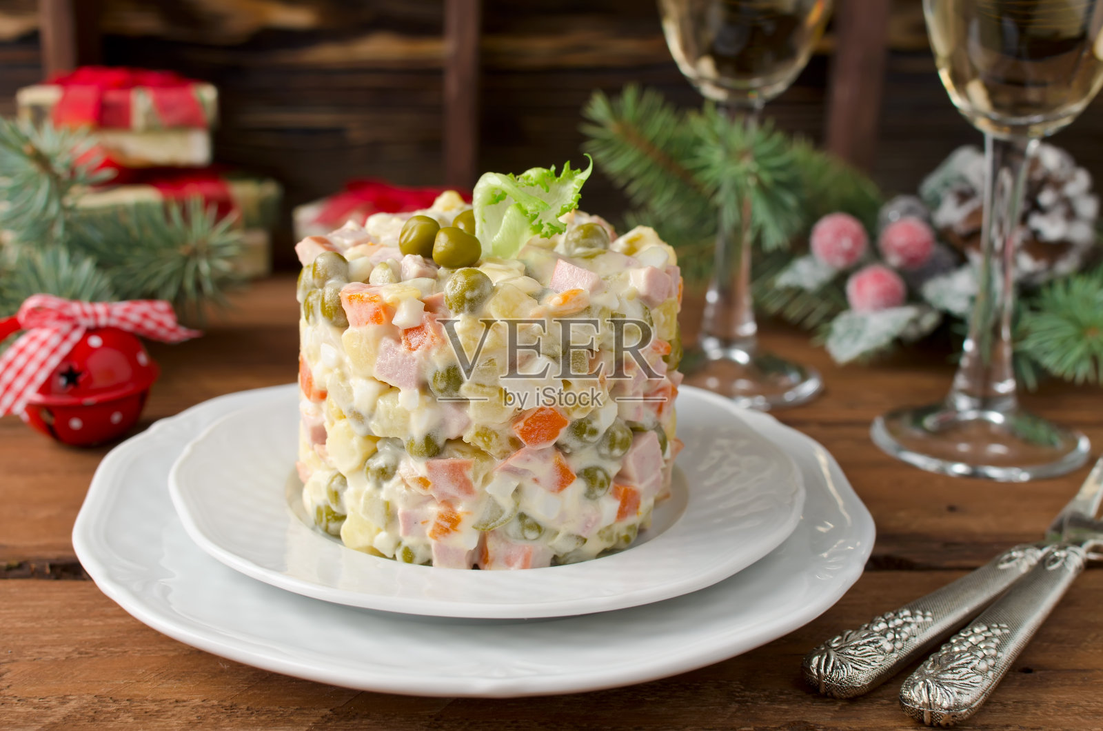 俄罗斯传统沙拉奥利维尔蔬菜和肉照片摄影图片