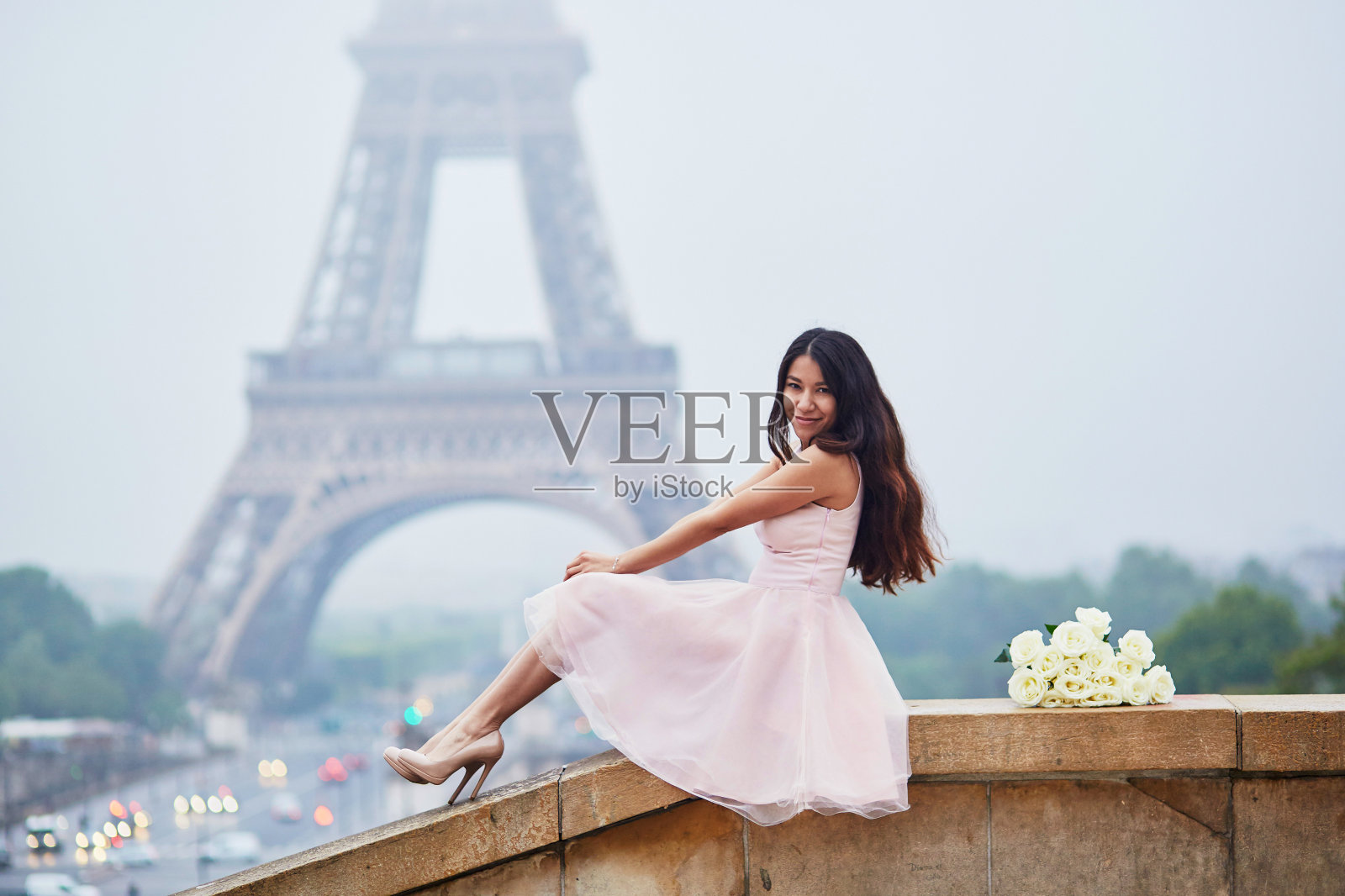 埃菲尔铁塔前的一个巴黎女人照片摄影图片