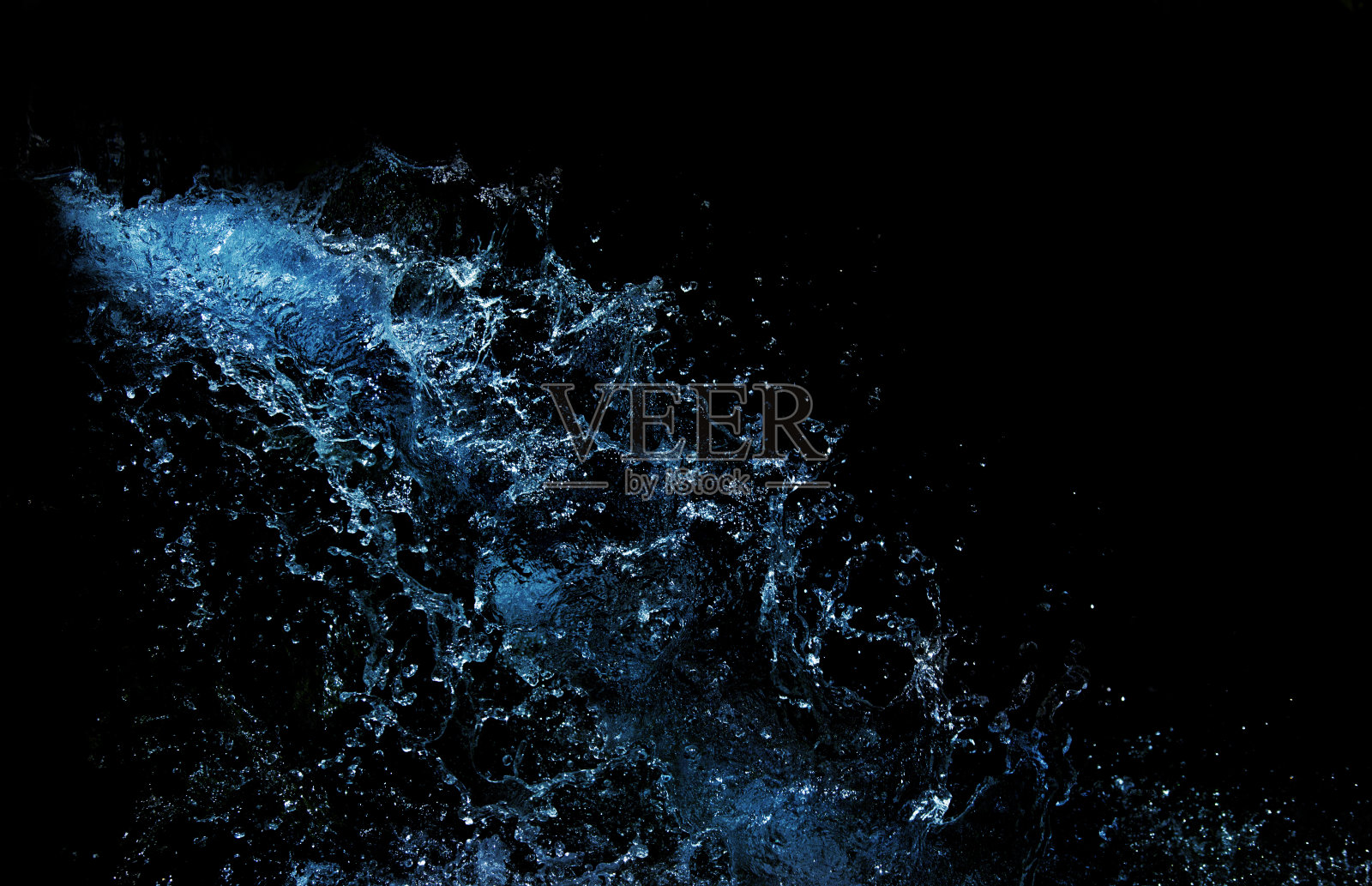 蓝色水花孤立在黑色背景照片摄影图片