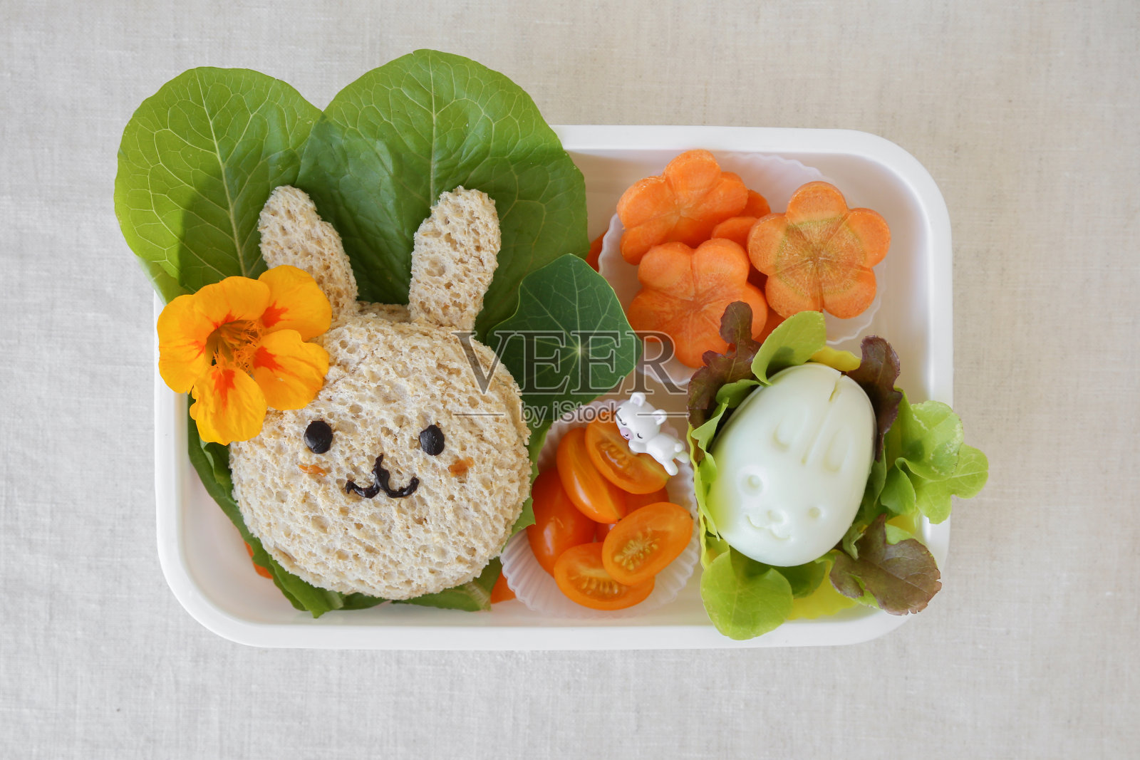 复活节兔子健康午餐盒，有趣的食物艺术给孩子们照片摄影图片
