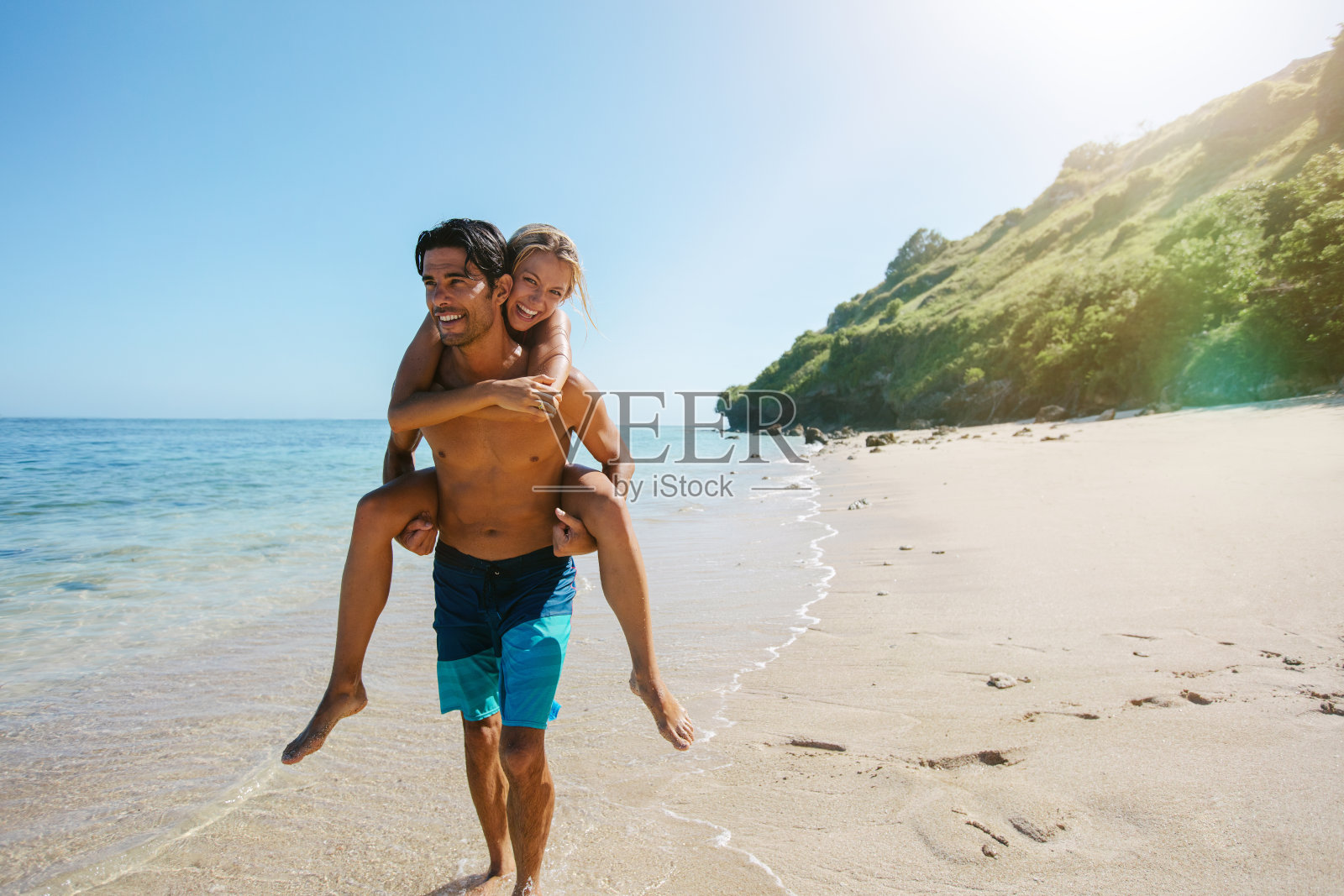 这对幸福的情侣在海边度假照片摄影图片