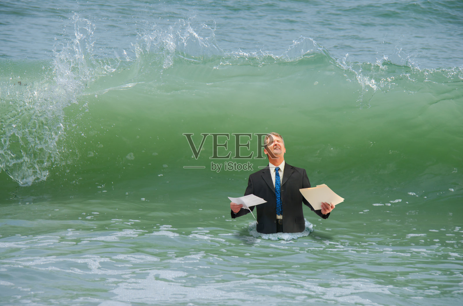 商业压力人被海浪击中照片摄影图片