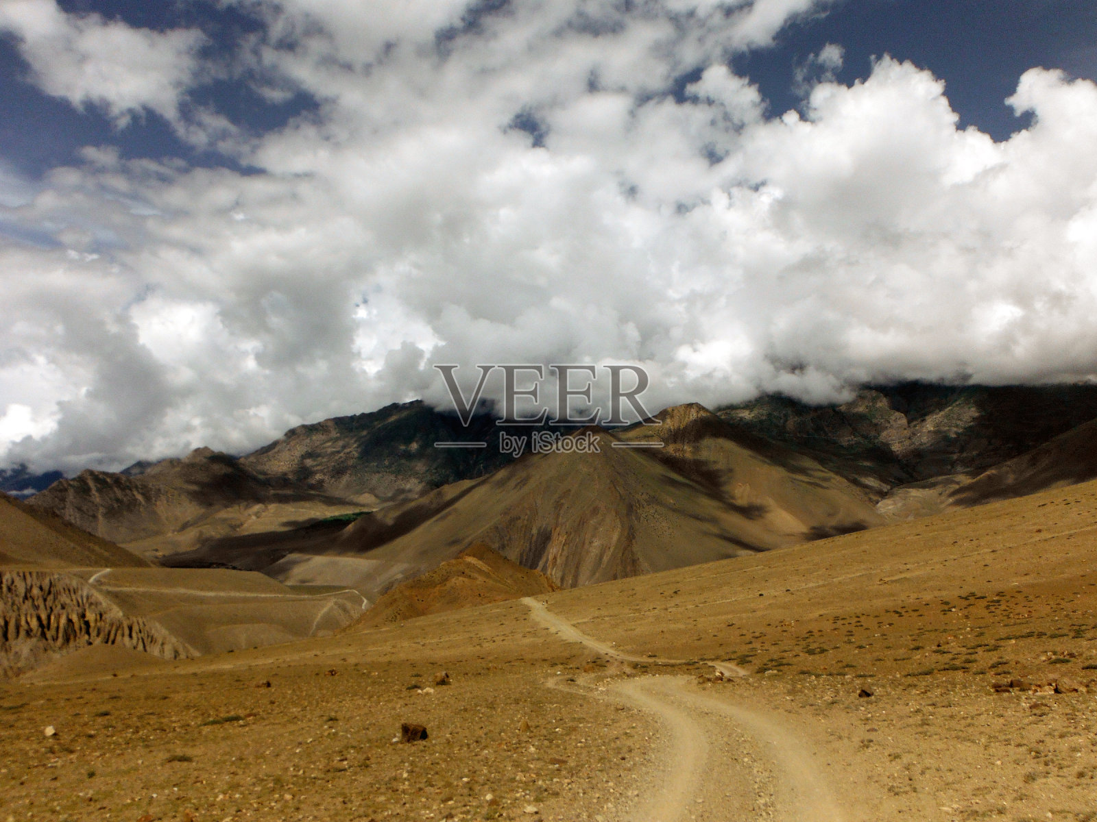 喜马拉雅沙漠景观上的季风云照片摄影图片