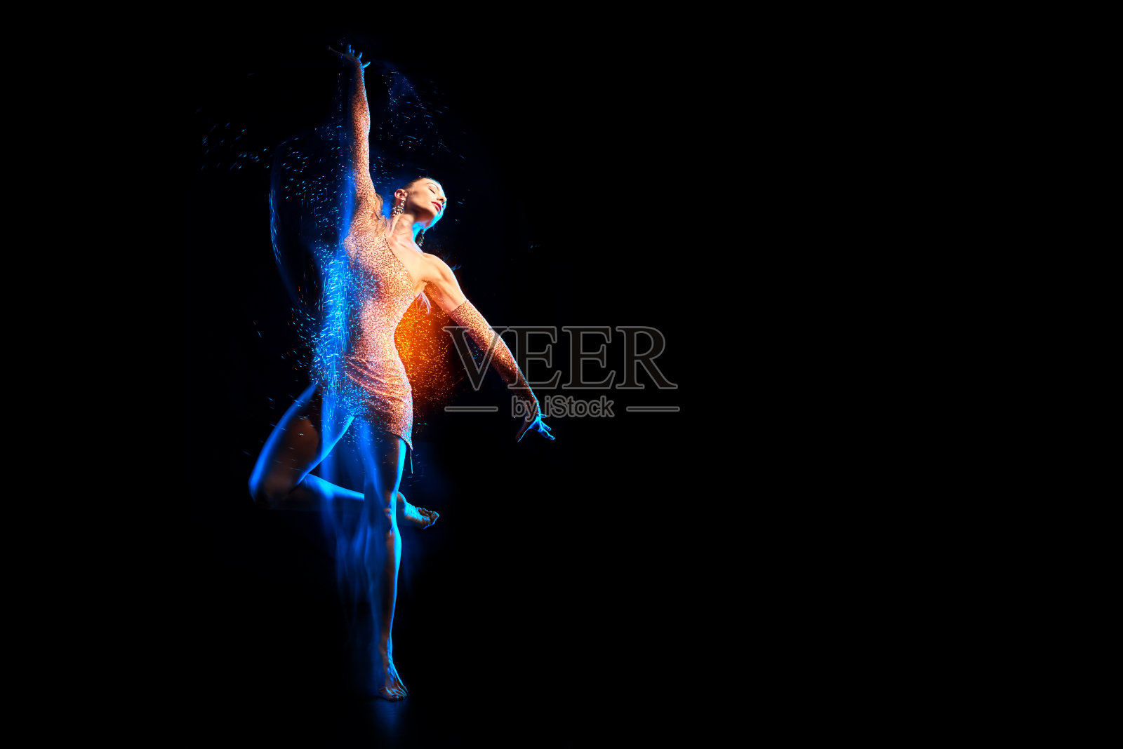 精美的艺术肖像美丽的女舞者在蓝色火花照片摄影图片