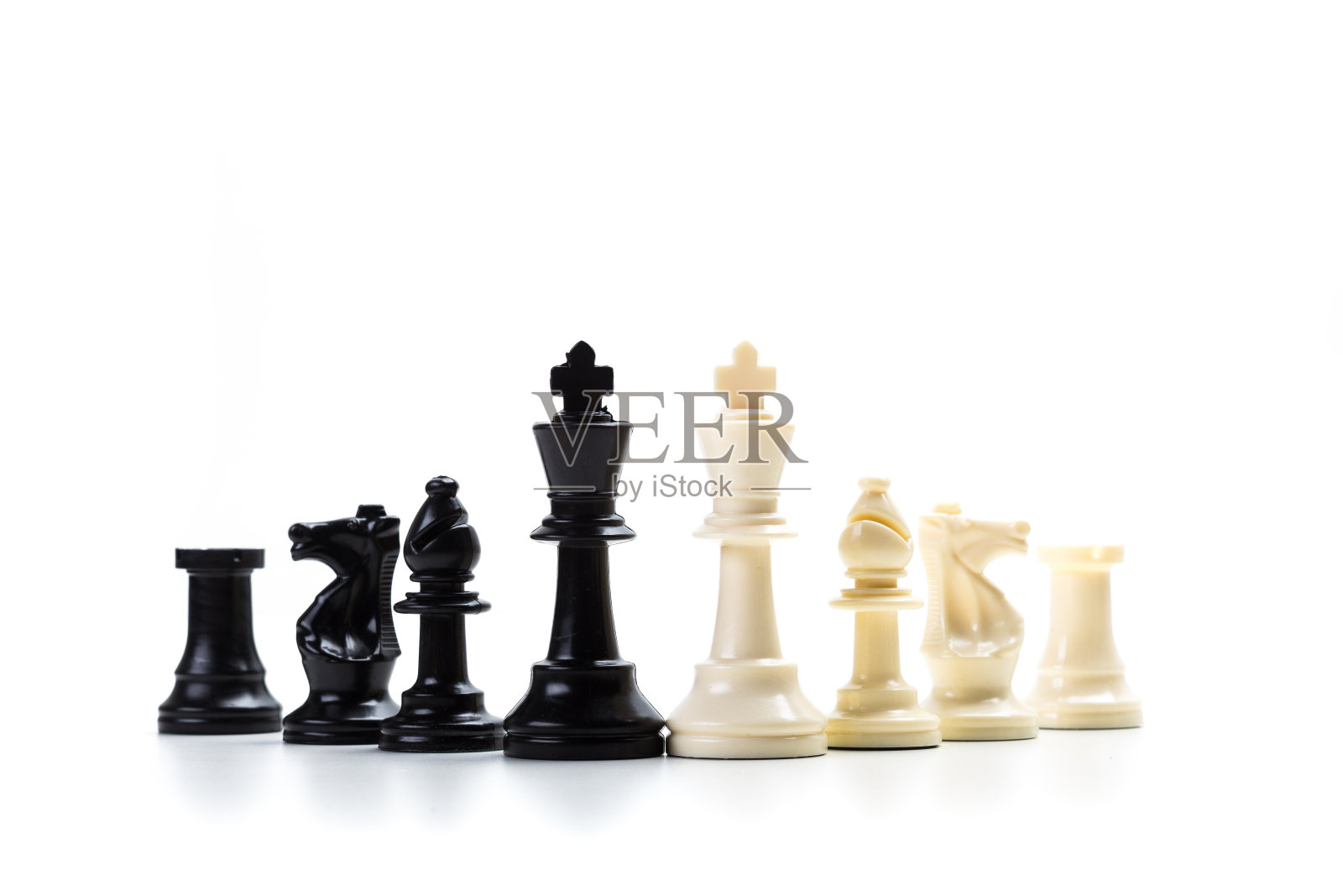 白色背景的象棋游戏或棋子照片摄影图片