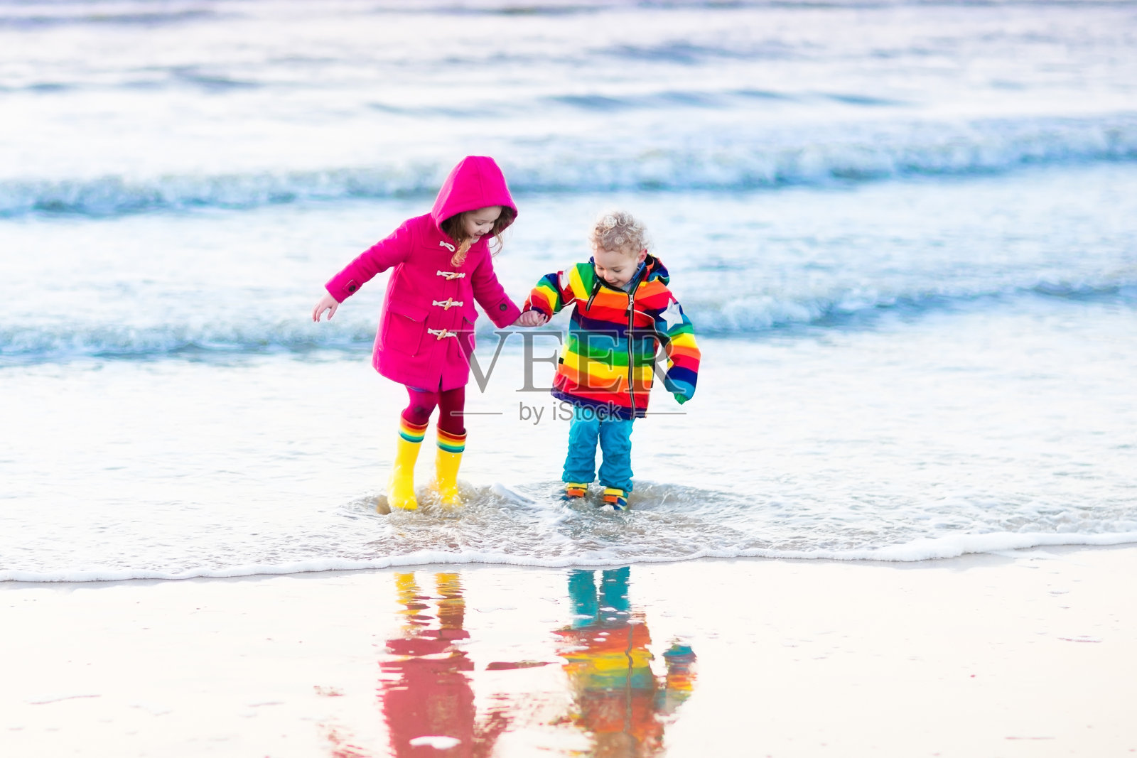 冬天北海海滩上的孩子们照片摄影图片