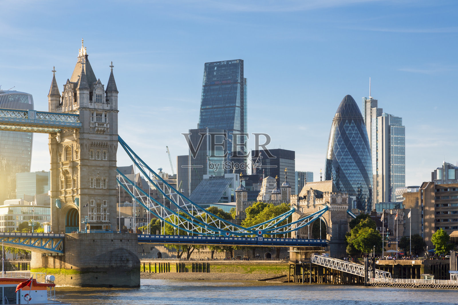 伦敦金融区和塔桥照片摄影图片