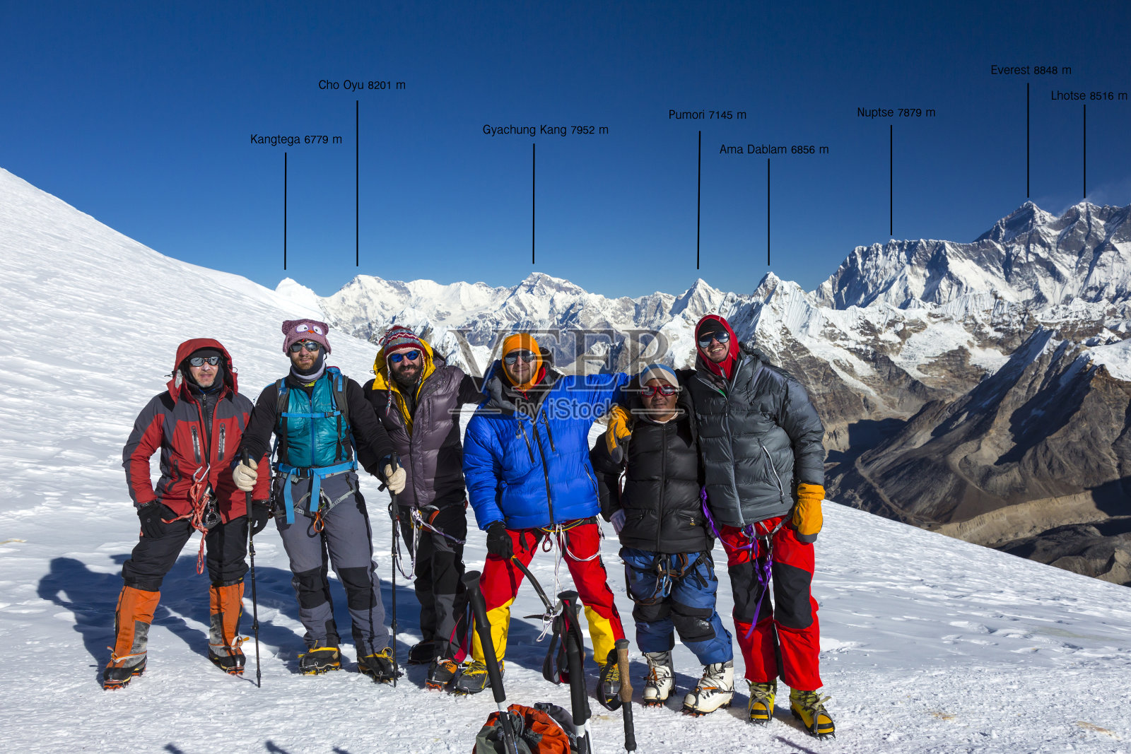 喜马拉雅山高海拔山脉上的一群登山者照片摄影图片
