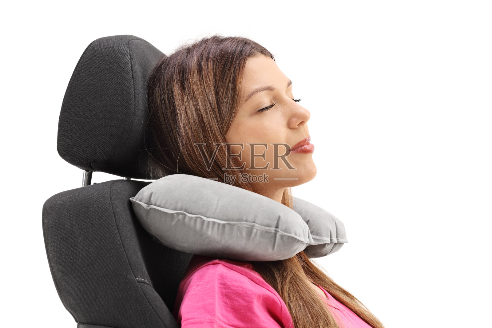 用颈枕枕在座位上的女人照片摄影图片