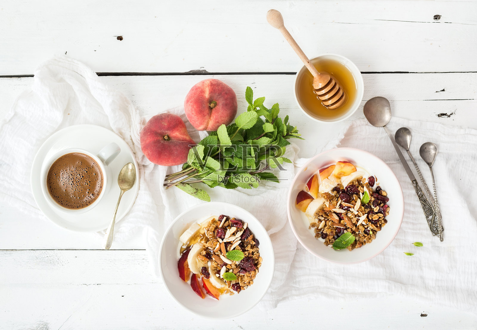 健康的早餐。一碗燕麦麦片配酸奶和新鲜水果照片摄影图片