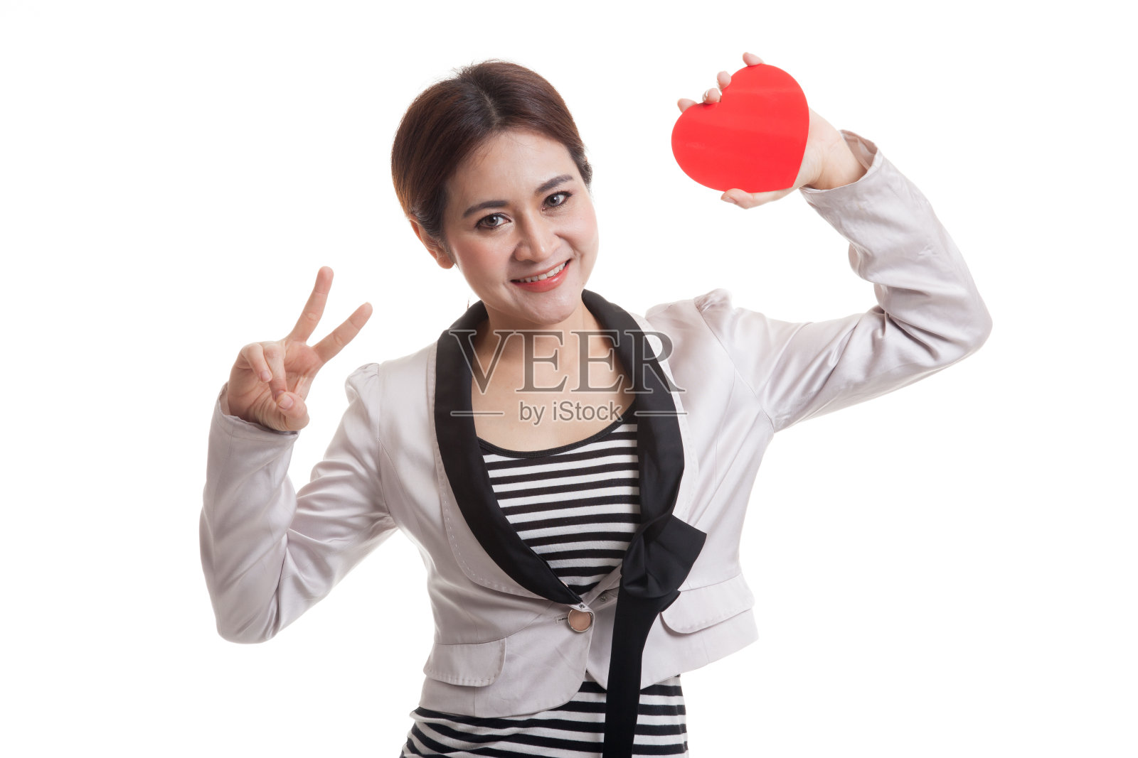 亚洲女商人用红心显示胜利的标志。照片摄影图片