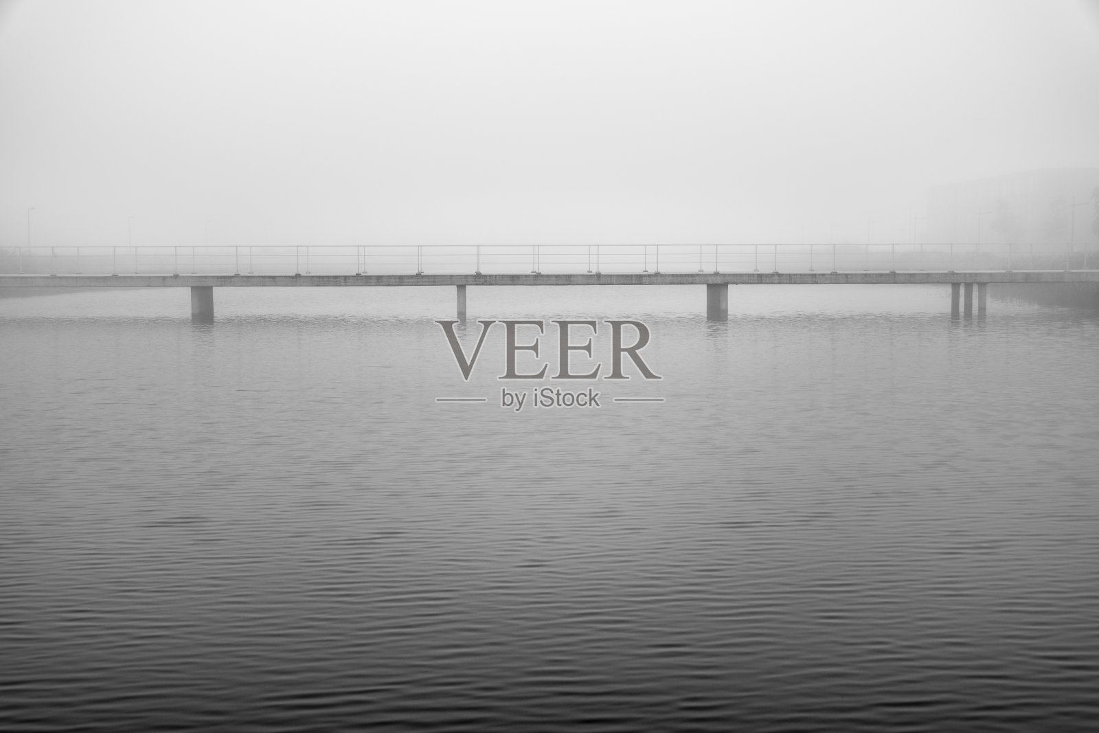 迷雾景观中桥渡河的神秘景象照片摄影图片