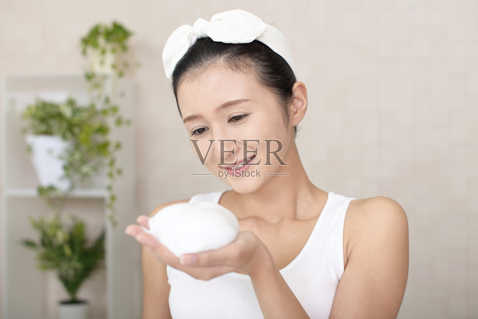 洗脸的女人照片摄影图片