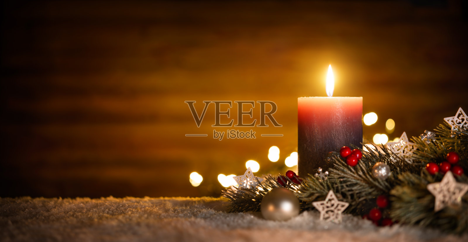 蜡烛和圣诞节装饰与木制背景照片摄影图片