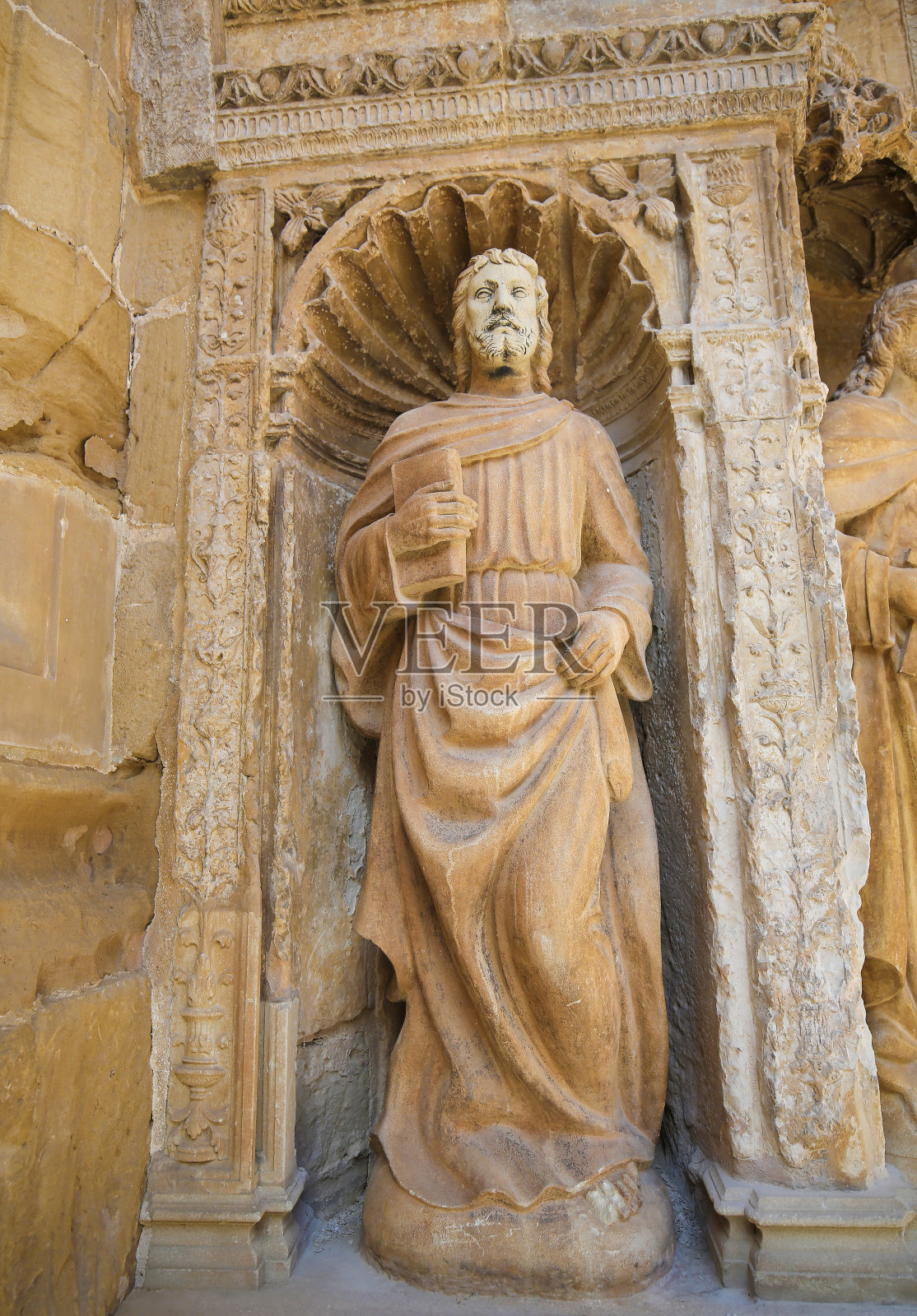 拉里奥哈市哈罗教堂的福音传教士马太雕像照片摄影图片