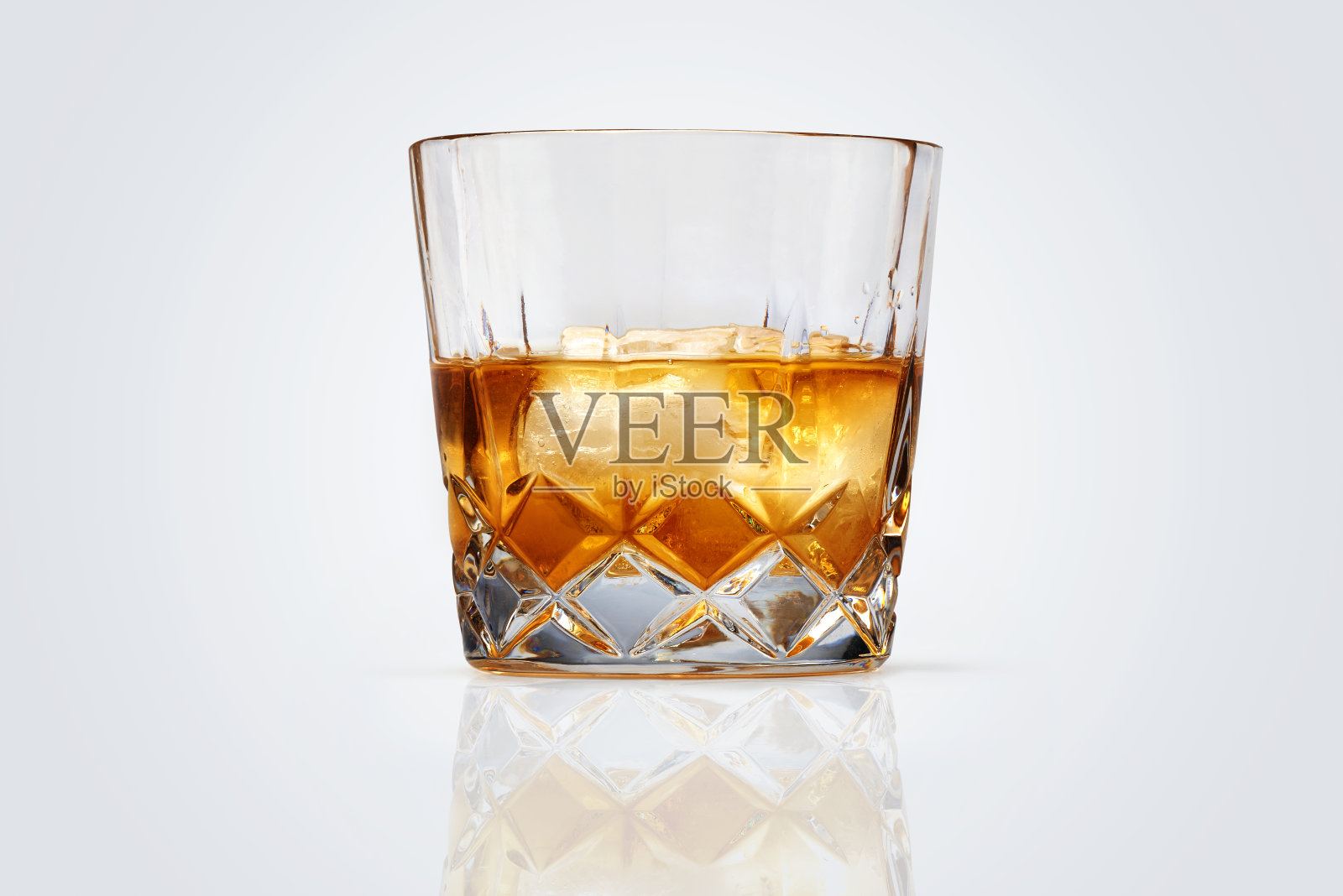 完美的威士忌和冰隔离照片摄影图片